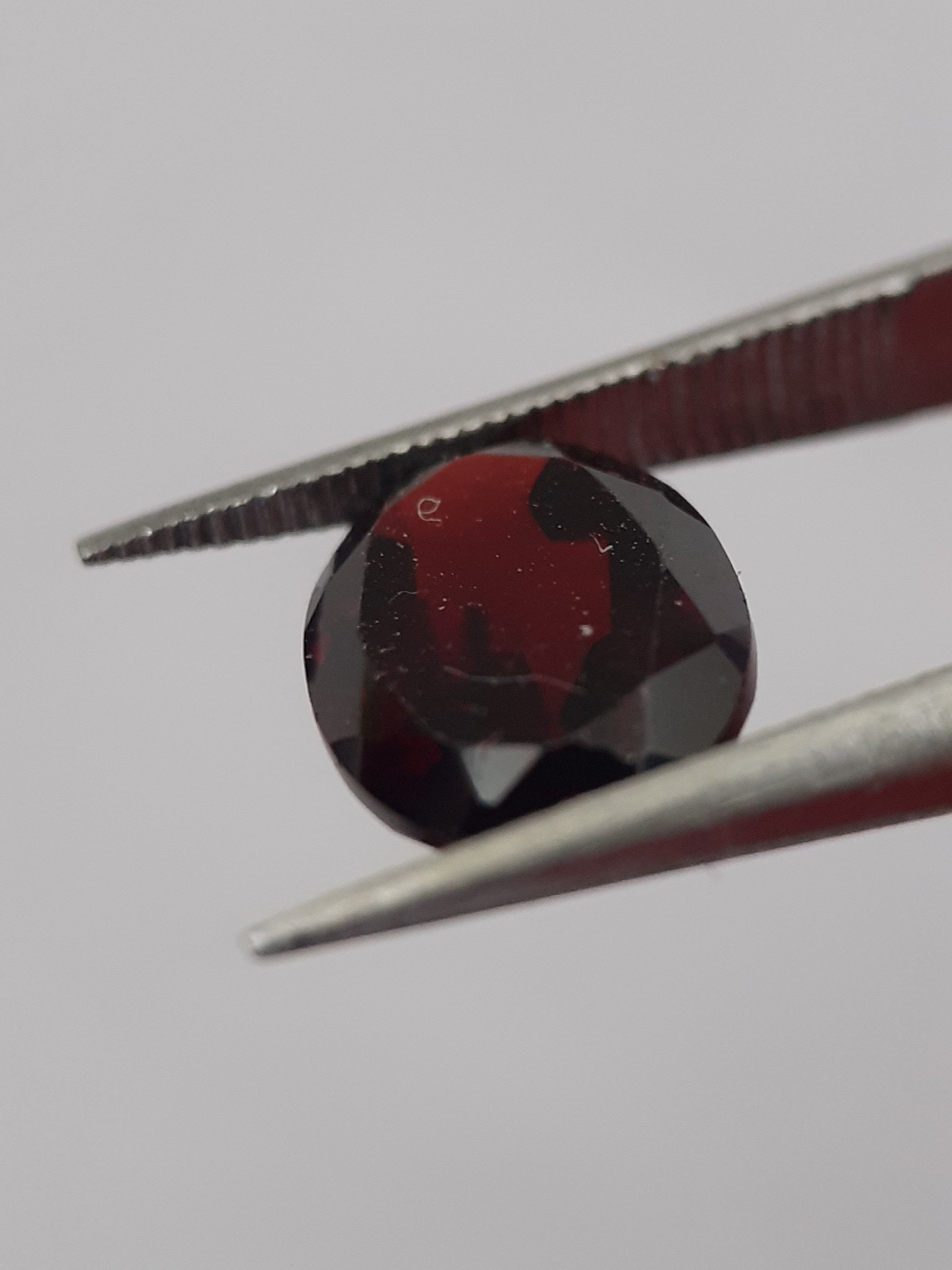 Natural wine-red almandine Garnet - 2.742 ct - Oval - unheated - certified natural - Natural Gems Belgium