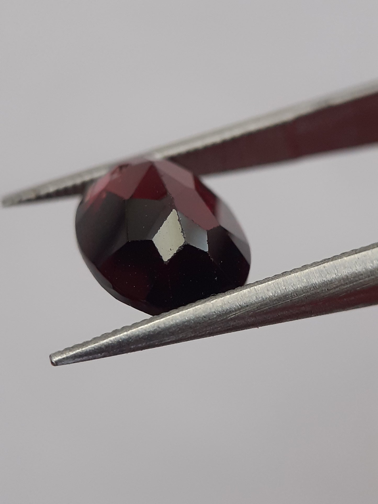 Natural wine-red almandine Garnet - 2.742 ct - Oval - unheated - certified natural - Natural Gems Belgium