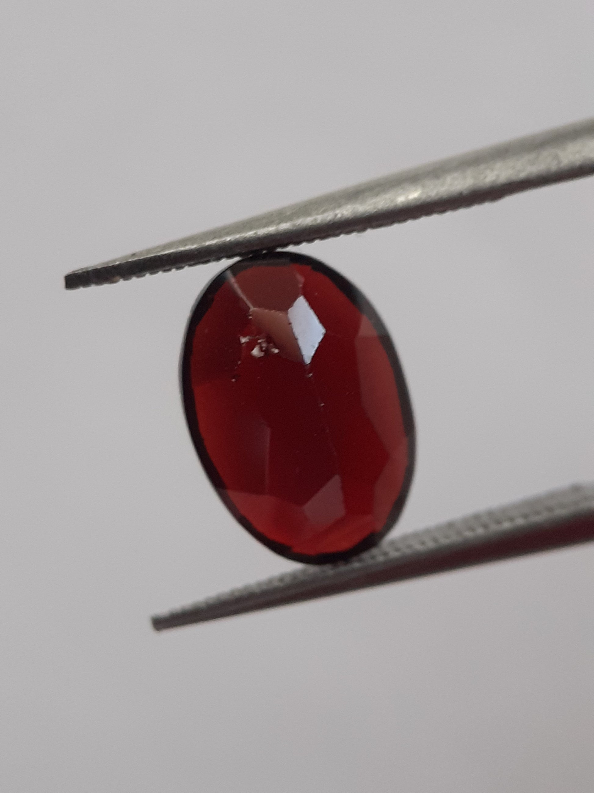 Natural wine-red almandine Garnet - 2.742 ct - Oval - unheated - certified natural - Natural Gems Belgium