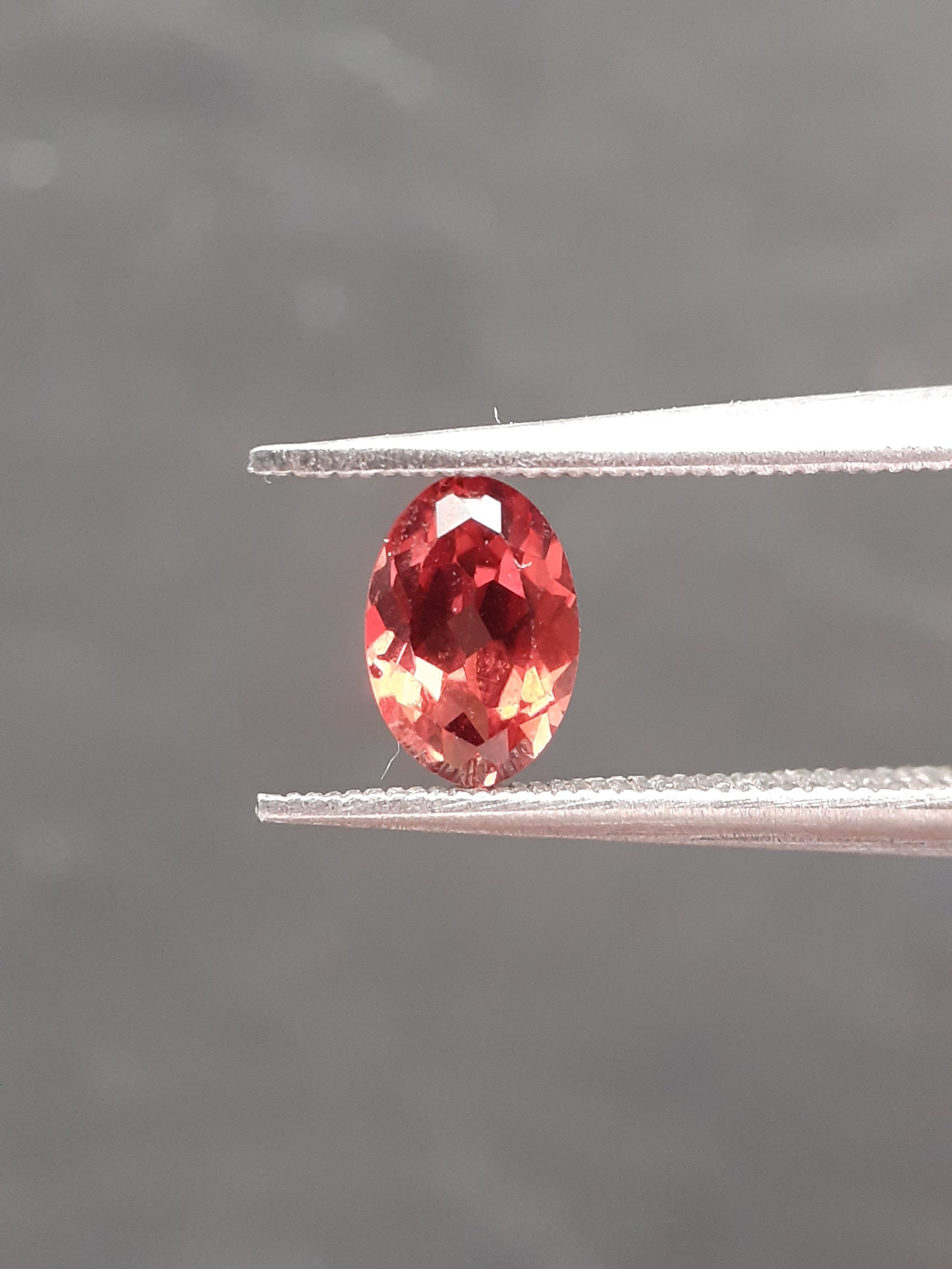 Natural red Rhodolite Garnet - 0.648 ct - oval - unheated - certified natural - Natural Gems Belgium