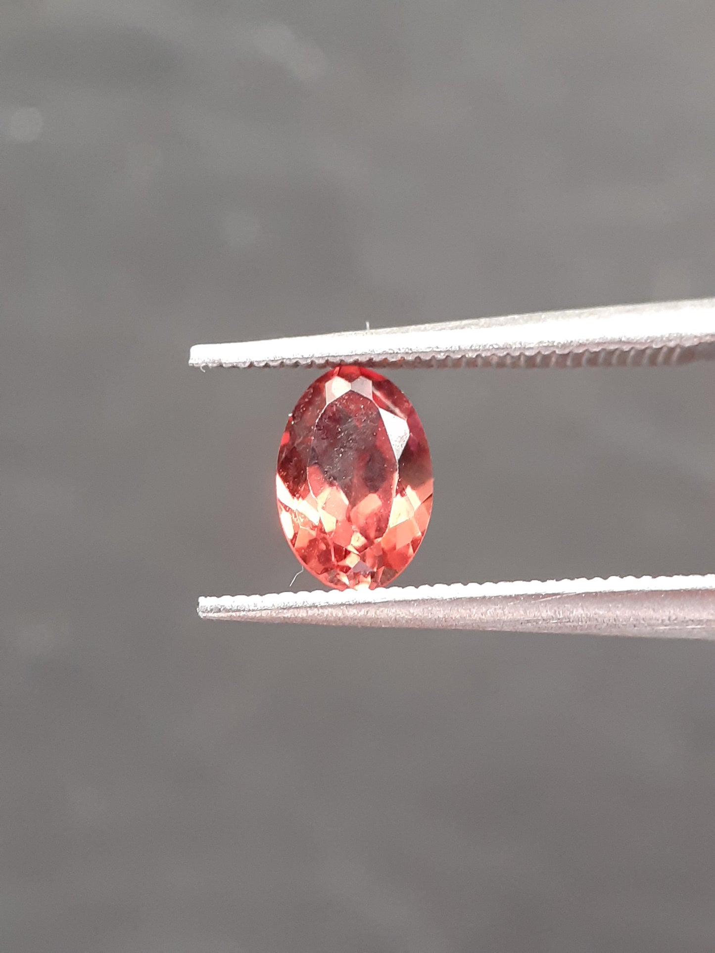 Natural red Rhodolite Garnet - 0.648 ct - oval - unheated - certified natural - Natural Gems Belgium