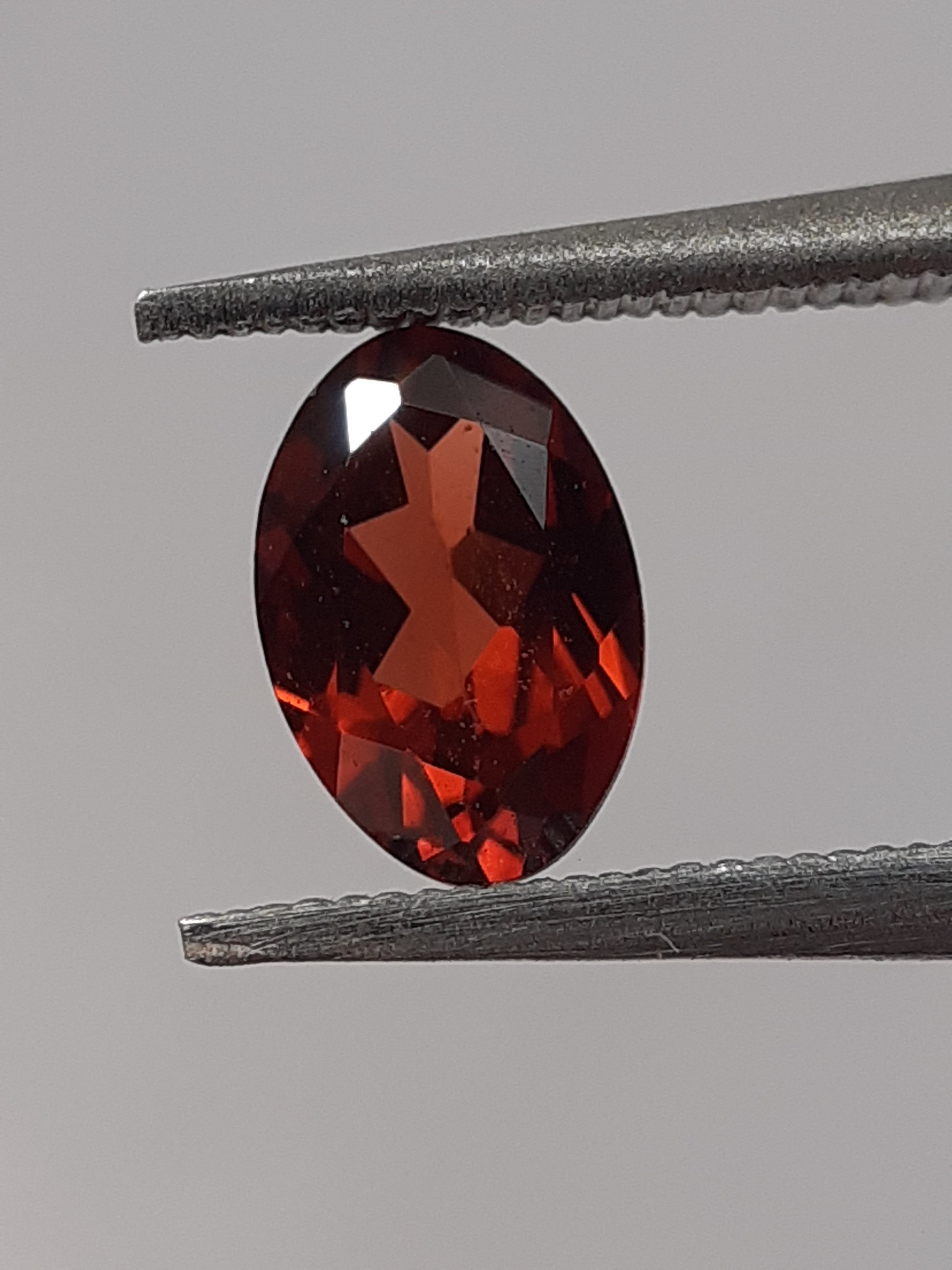 Natural red Rhodolite Garnet - 0.574 ct - oval - unheated - certified natural - Natural Gems Belgium