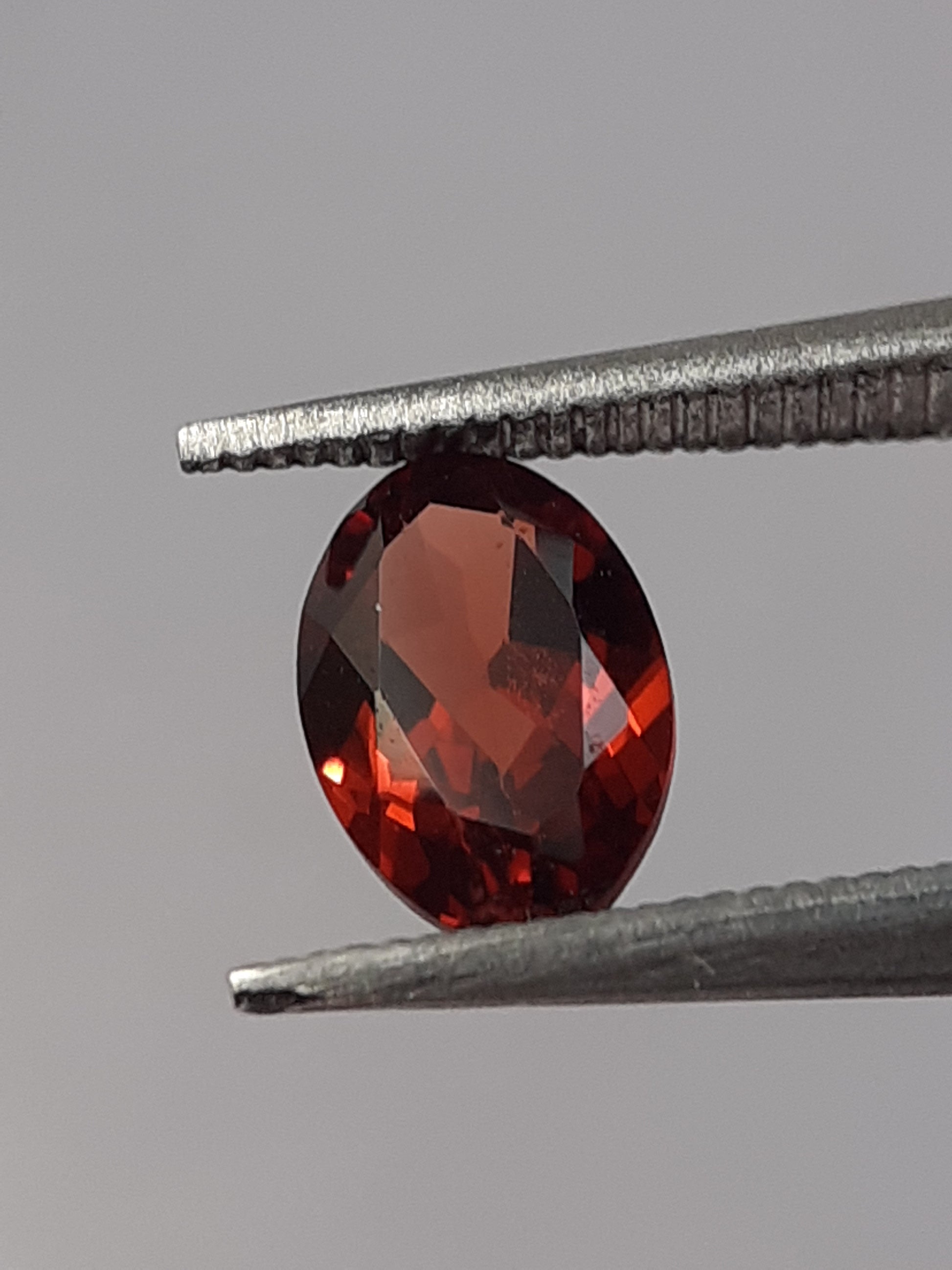 Natural red Rhodolite Garnet - 0.574 ct - oval - unheated - certified natural - Natural Gems Belgium