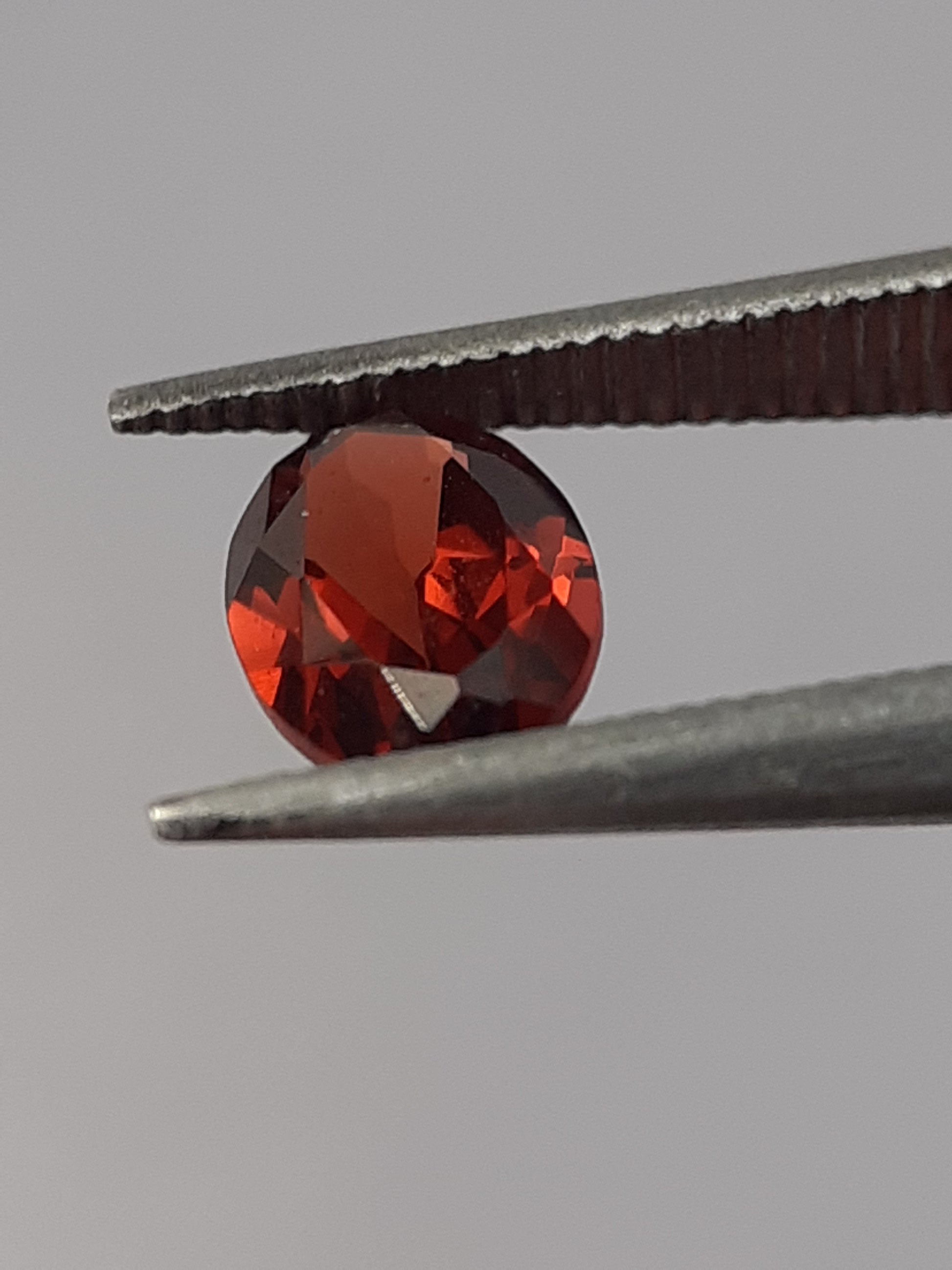 Natural red Rhodolite Garnet - 0.574 ct - oval - unheated - certified natural - Natural Gems Belgium