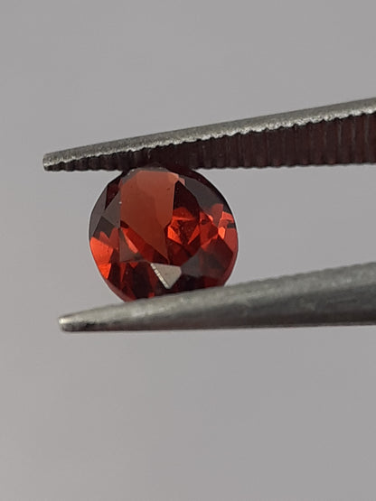 Natural red Rhodolite Garnet - 0.574 ct - oval - unheated - certified natural - Natural Gems Belgium