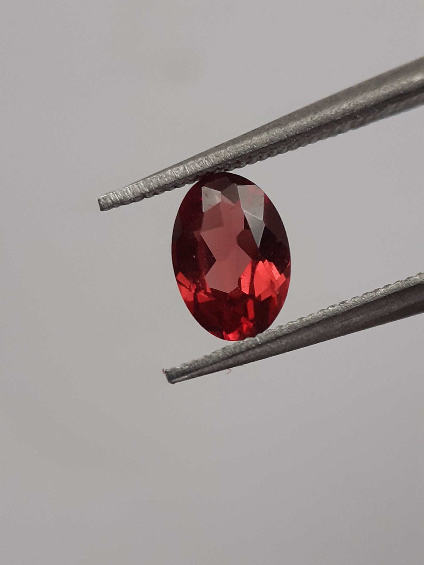 Natural red Rhodolite Garnet - 0.554 ct - oval - unheated - certified natural - Natural Gems Belgium