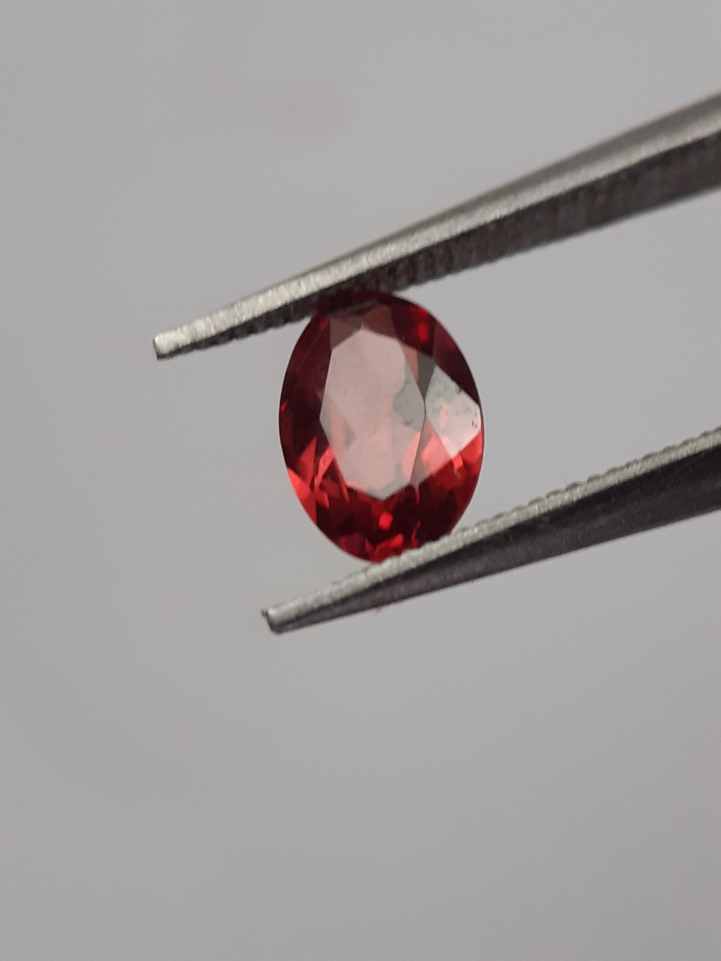 Natural red Rhodolite Garnet - 0.554 ct - oval - unheated - certified natural - Natural Gems Belgium