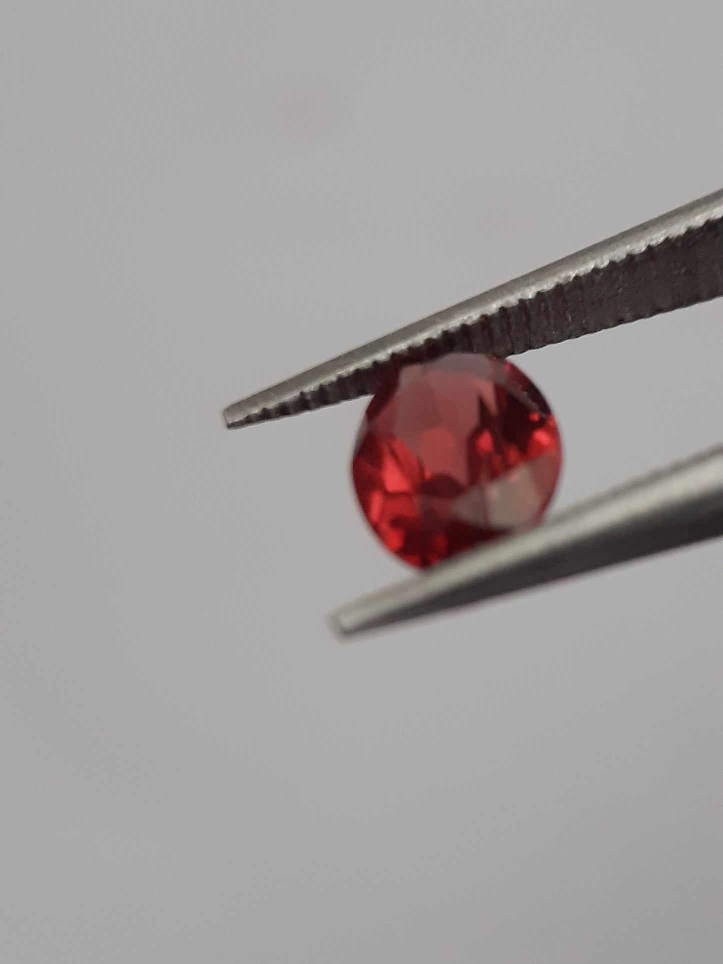 Natural red Rhodolite Garnet - 0.554 ct - oval - unheated - certified natural - Natural Gems Belgium