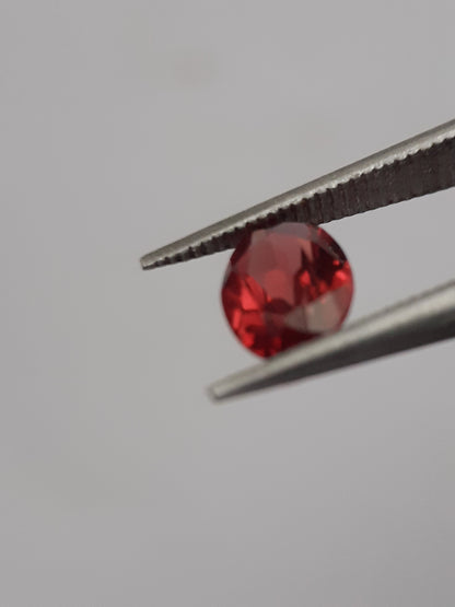 Natural red Rhodolite Garnet - 0.554 ct - oval - unheated - certified natural - Natural Gems Belgium