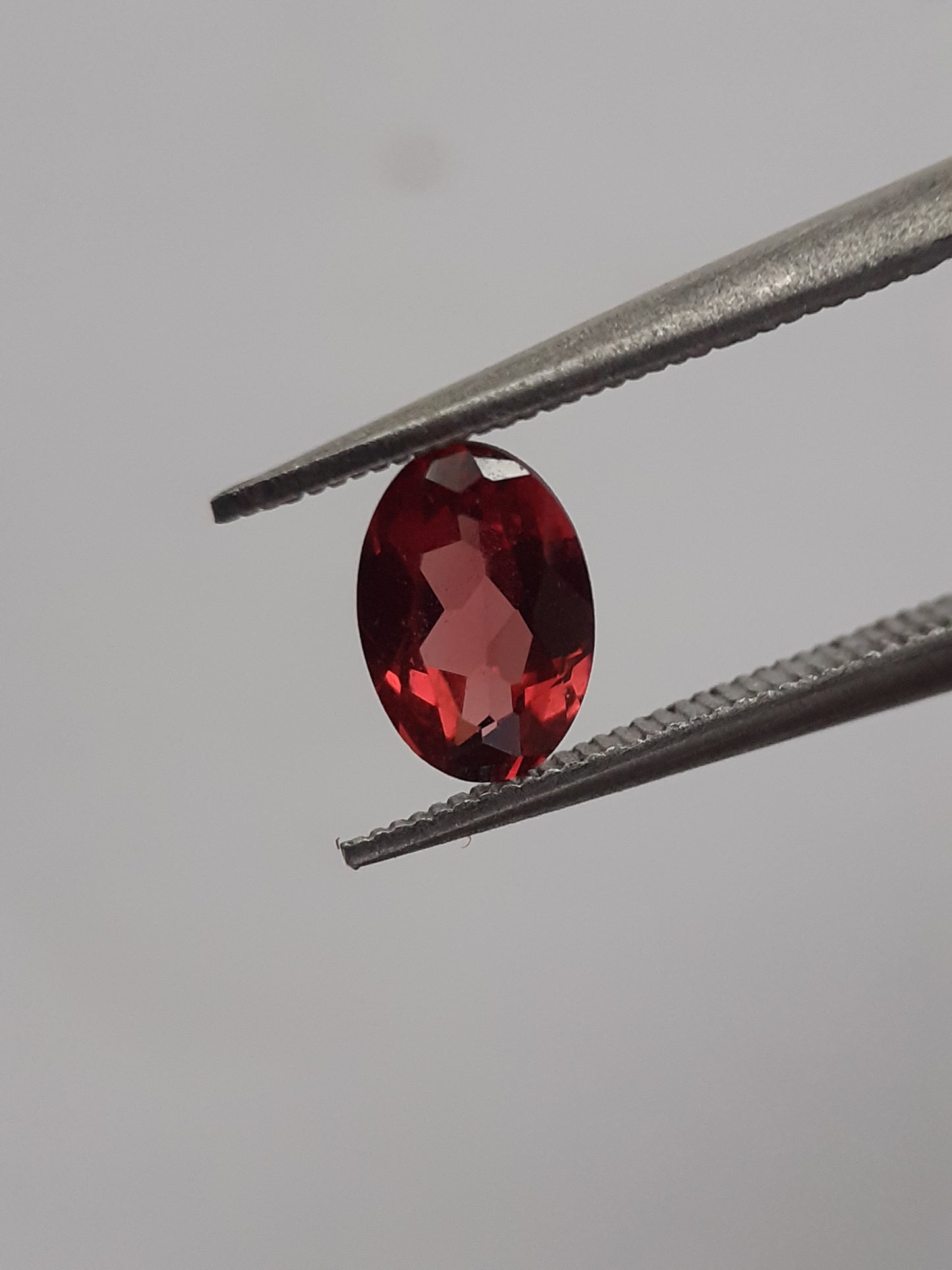 Natural red Rhodolite Garnet - 0.554 ct - oval - unheated - certified natural - Natural Gems Belgium