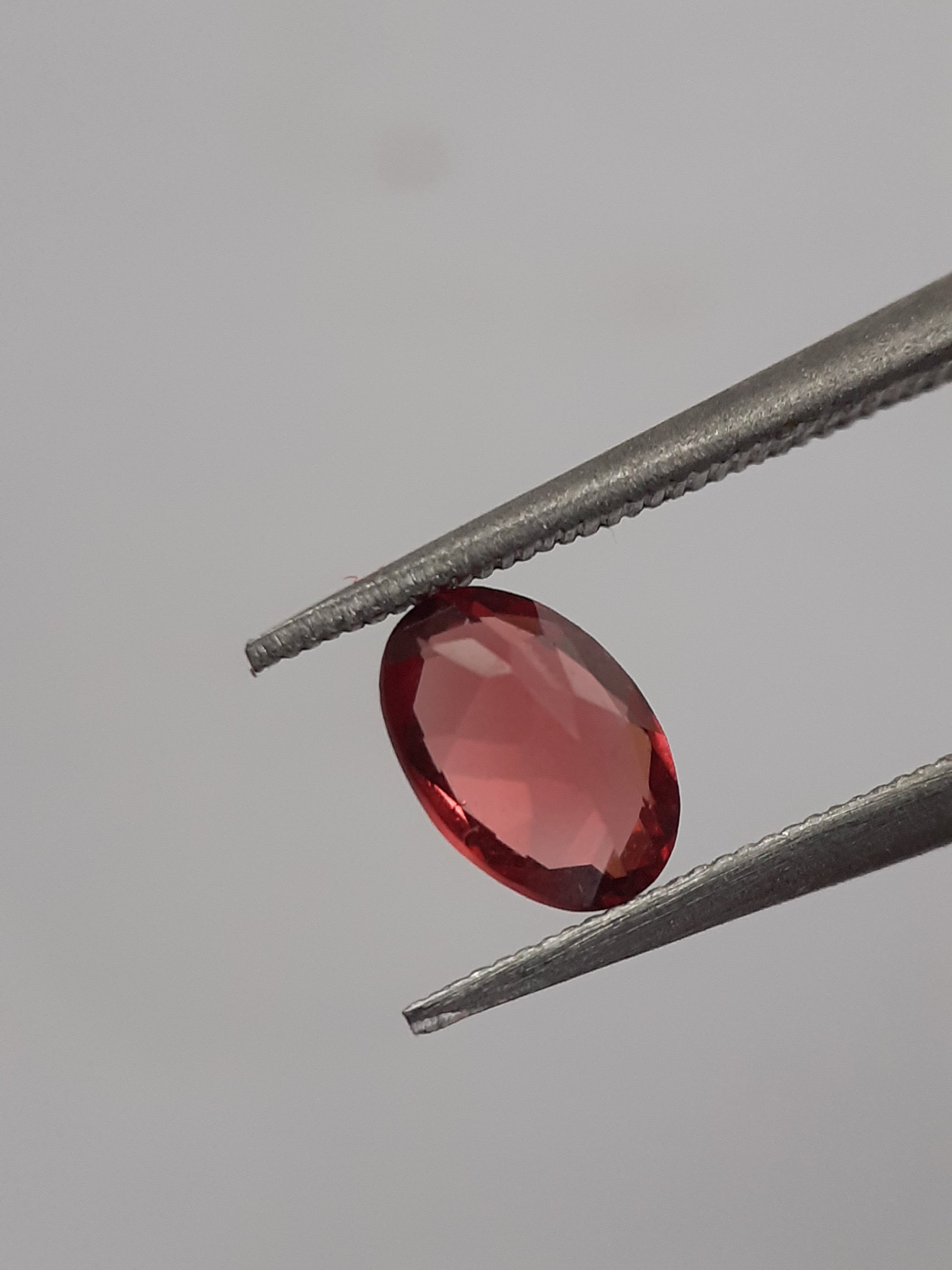 Natural red Rhodolite Garnet - 0.554 ct - oval - unheated - certified natural - Natural Gems Belgium