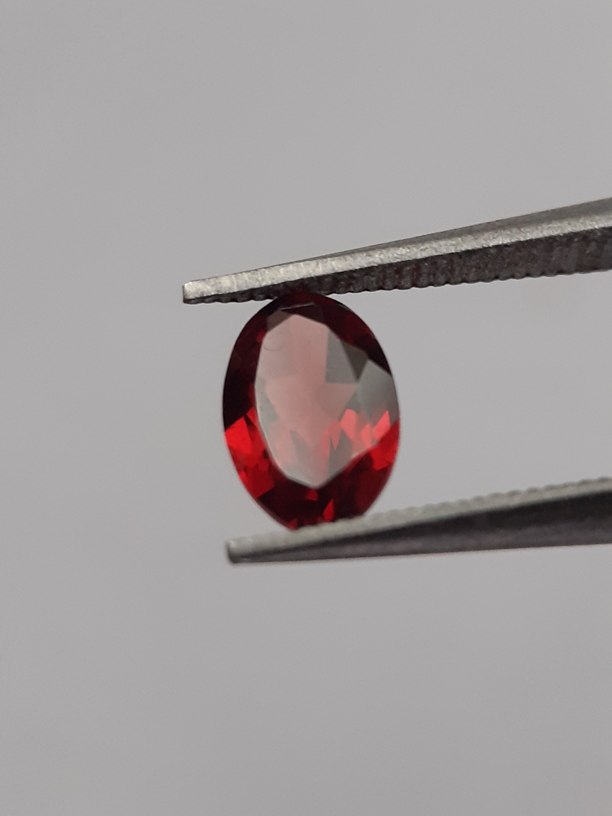 Natural red Rhodolite Garnet - 0.567 ct - oval - unheated - certified natural - Natural Gems Belgium