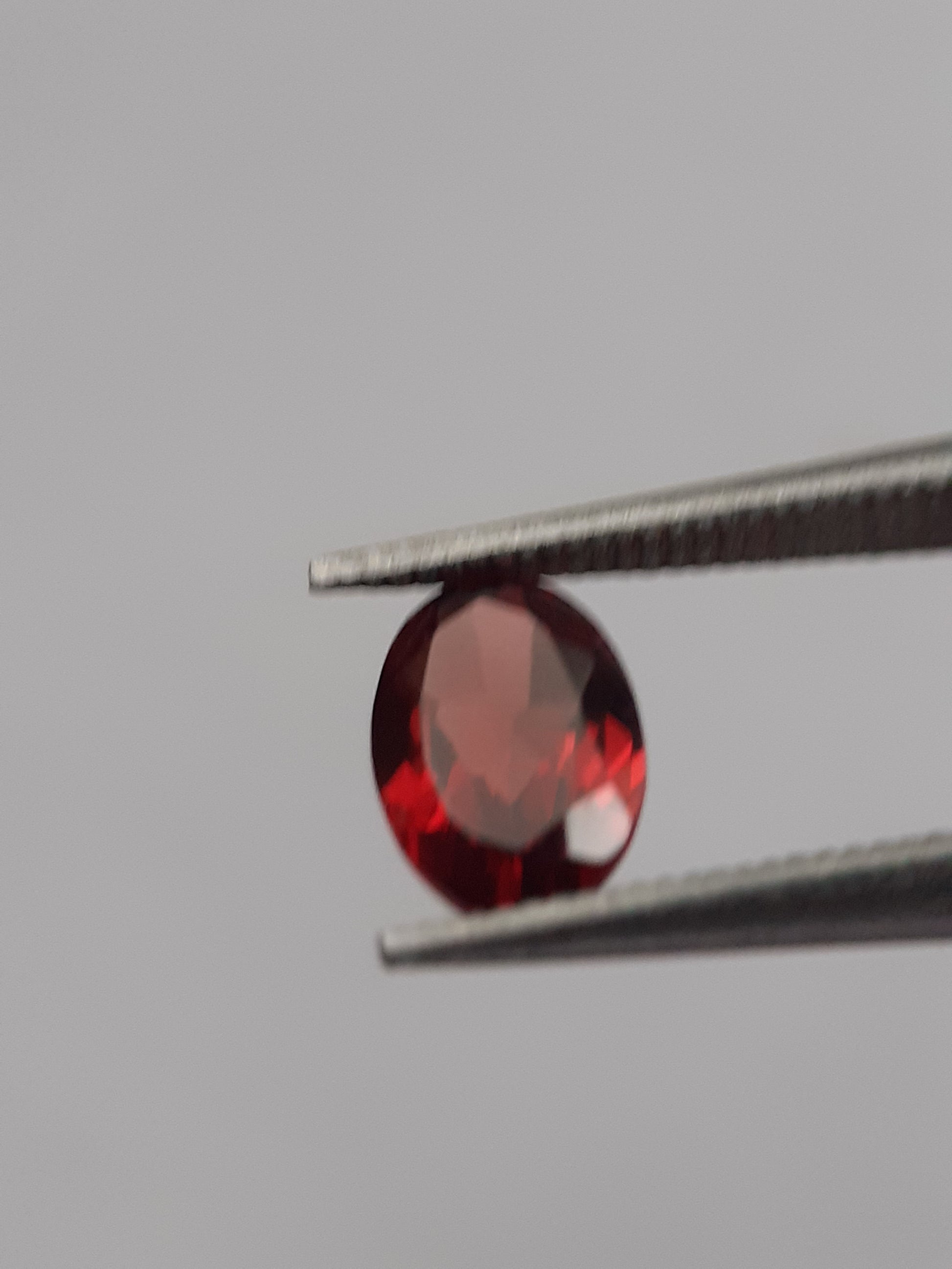 Natural red Rhodolite Garnet - 0.567 ct - oval - unheated - certified natural - Natural Gems Belgium