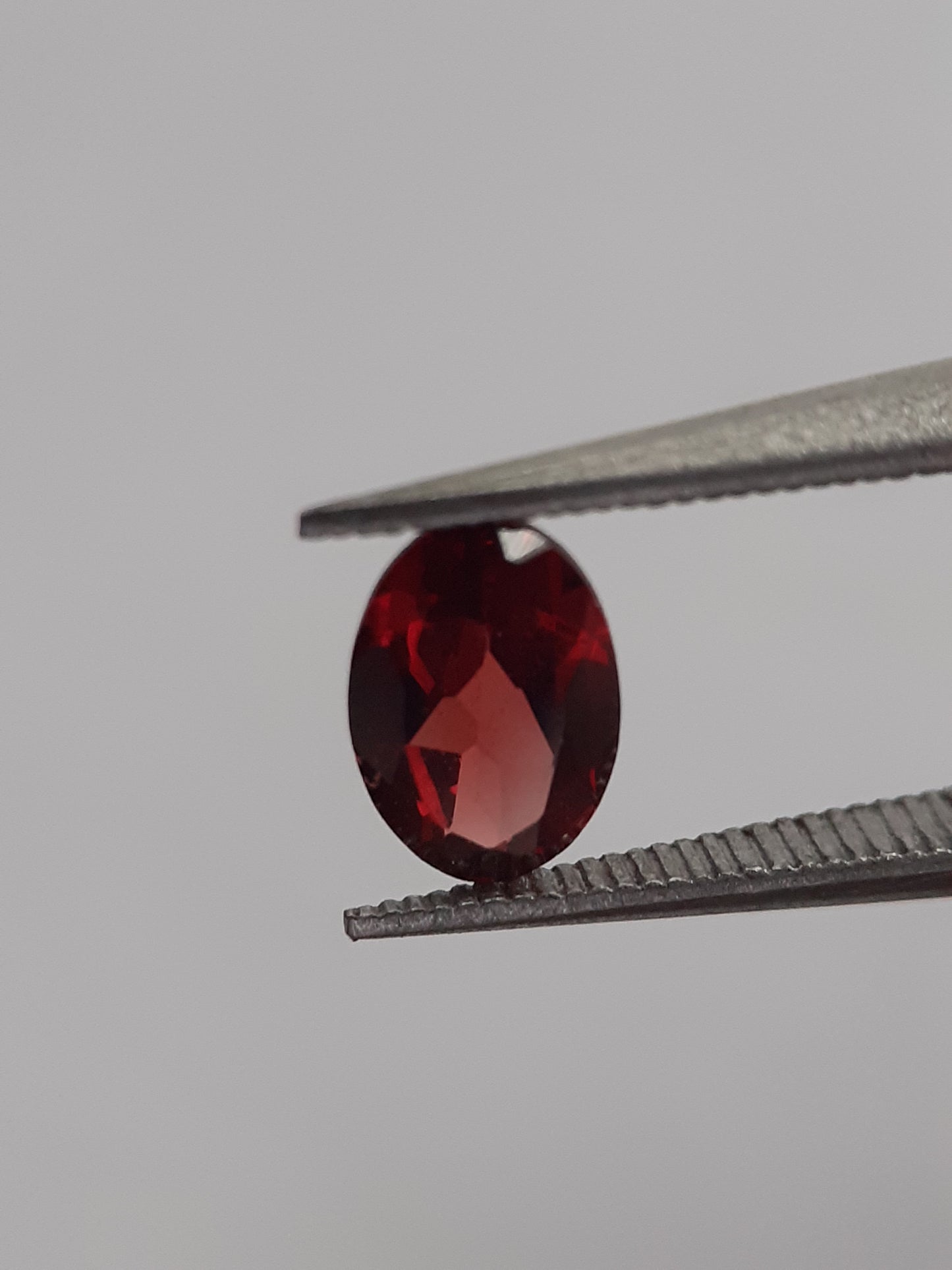 Natural red Rhodolite Garnet - 0.567 ct - oval - unheated - certified natural - Natural Gems Belgium