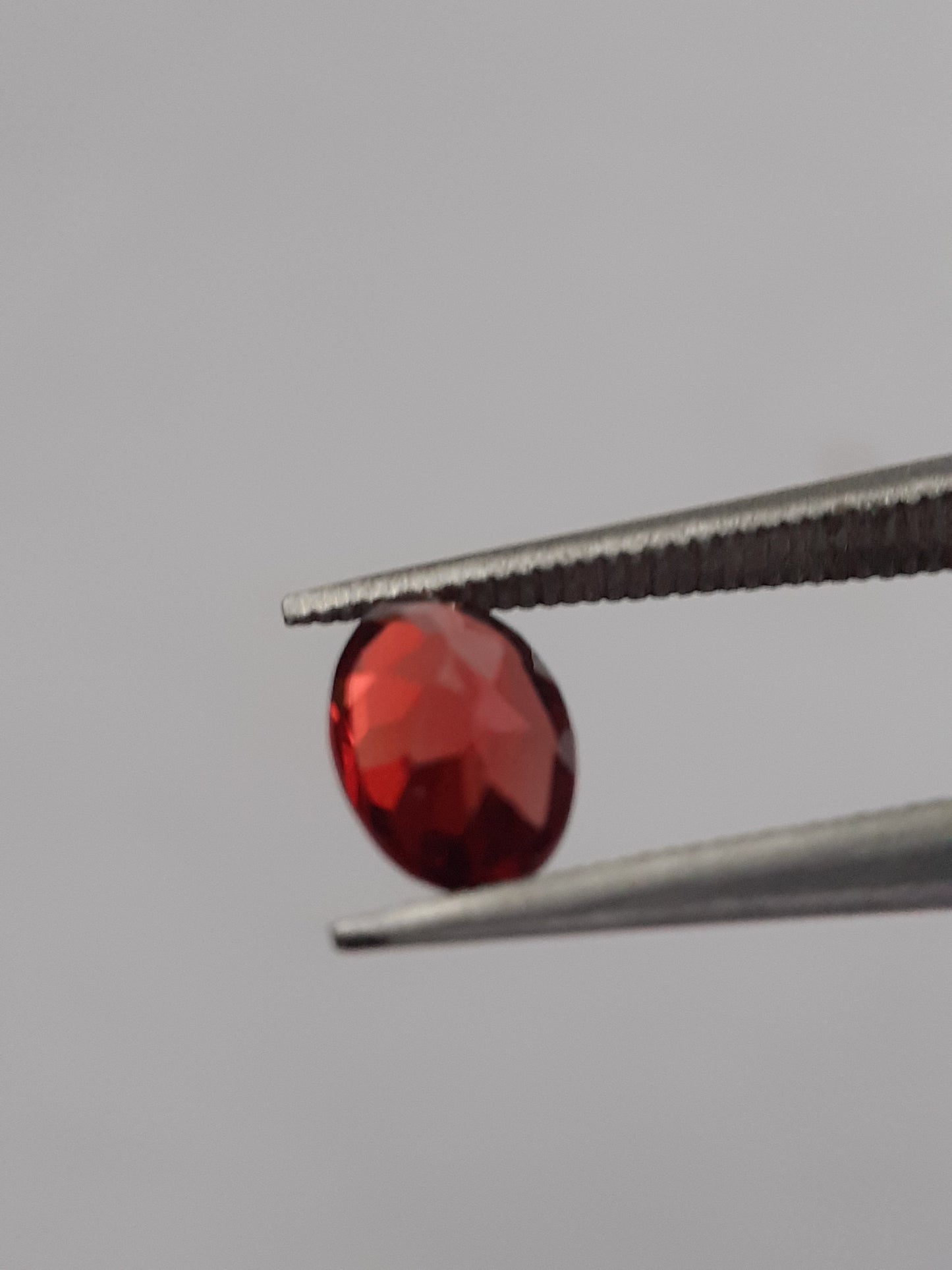 Natural red Rhodolite Garnet - 0.567 ct - oval - unheated - certified natural - Natural Gems Belgium