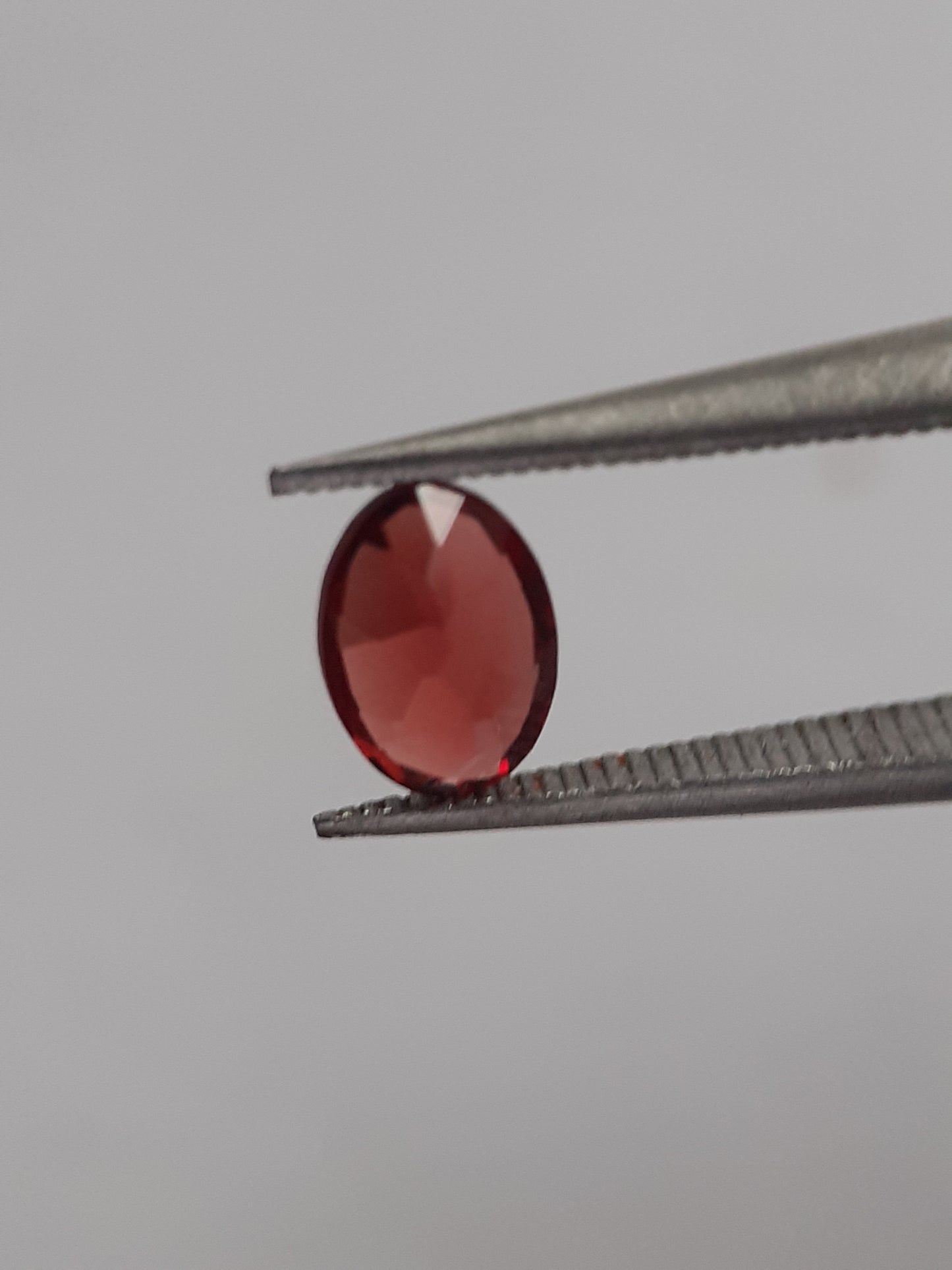 Natural red Rhodolite Garnet - 0.567 ct - oval - unheated - certified natural - Natural Gems Belgium