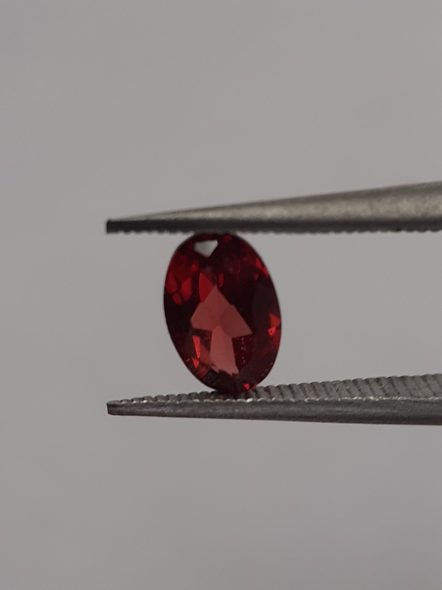 Natural red Rhodolite Garnet - 0.613 ct - oval - unheated - certified natural - Natural Gems Belgium