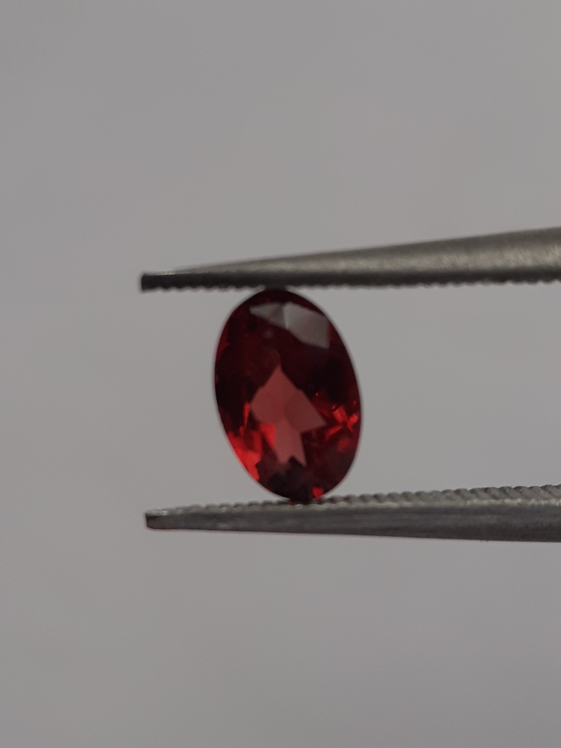 Natural red Rhodolite Garnet - 0.613 ct - oval - unheated - certified natural - Natural Gems Belgium