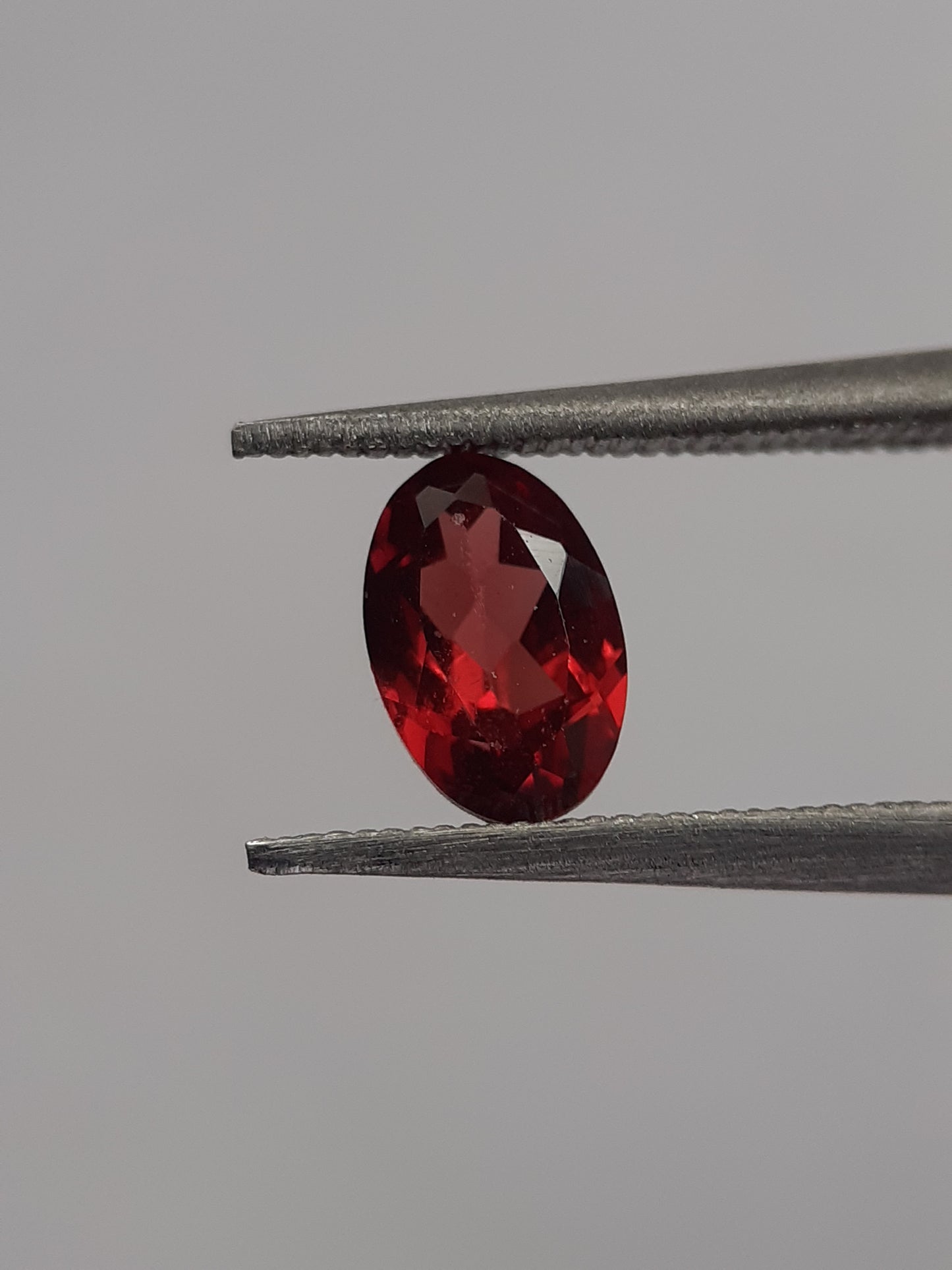 Natural red Rhodolite Garnet - 0.613 ct - oval - unheated - certified natural - Natural Gems Belgium