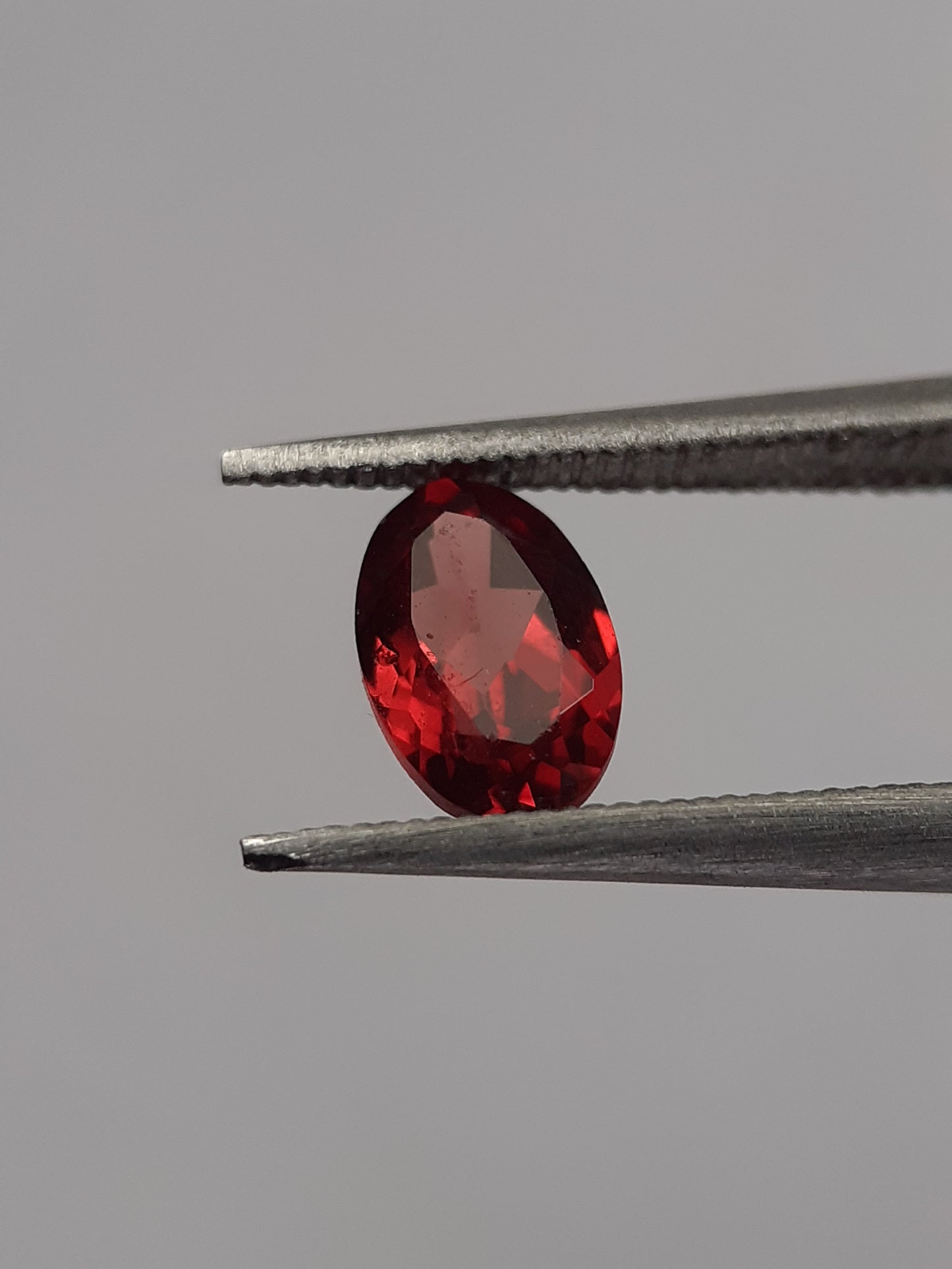 Natural red Rhodolite Garnet - 0.613 ct - oval - unheated - certified natural - Natural Gems Belgium