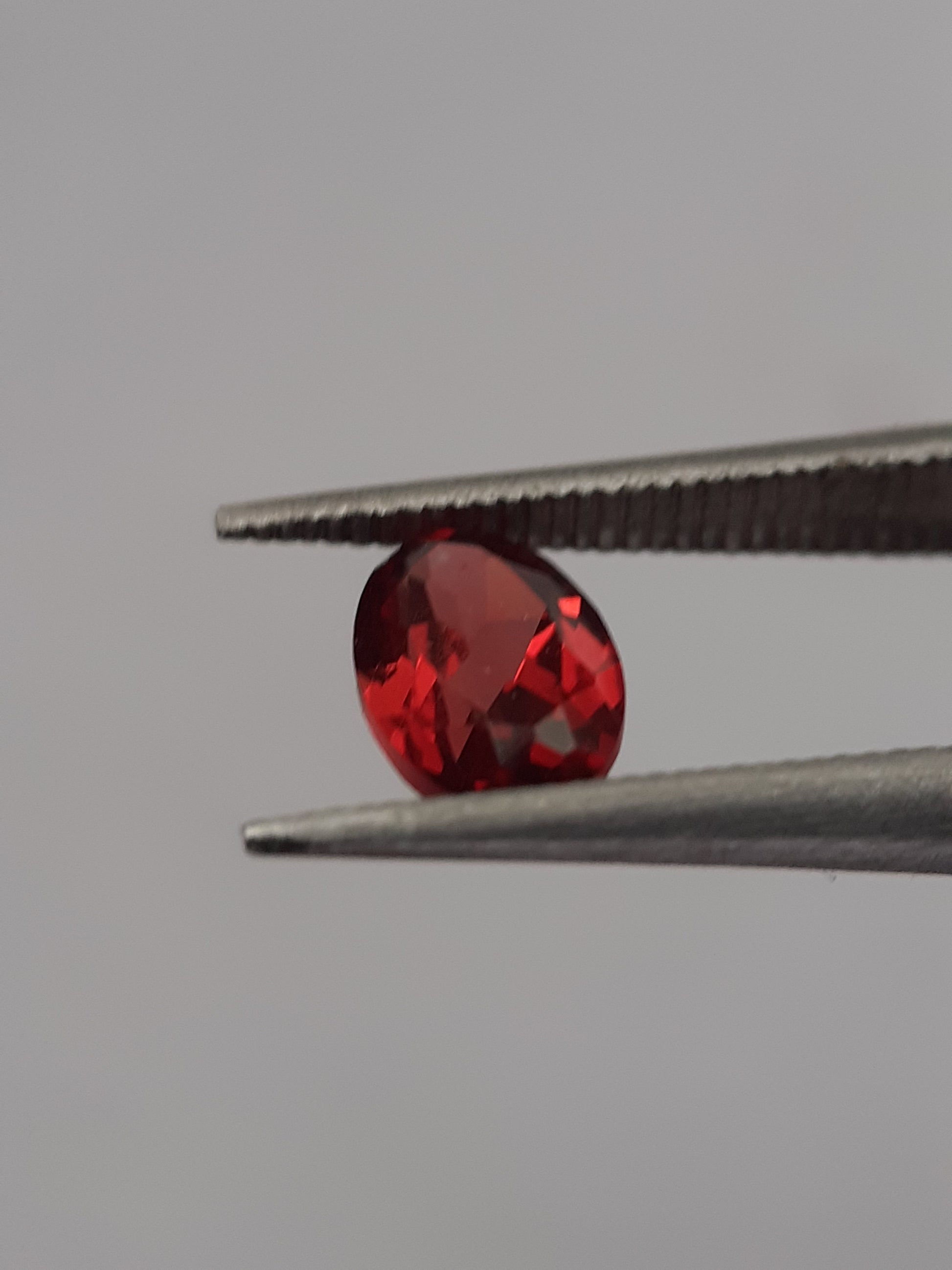 Natural red Rhodolite Garnet - 0.613 ct - oval - unheated - certified natural - Natural Gems Belgium