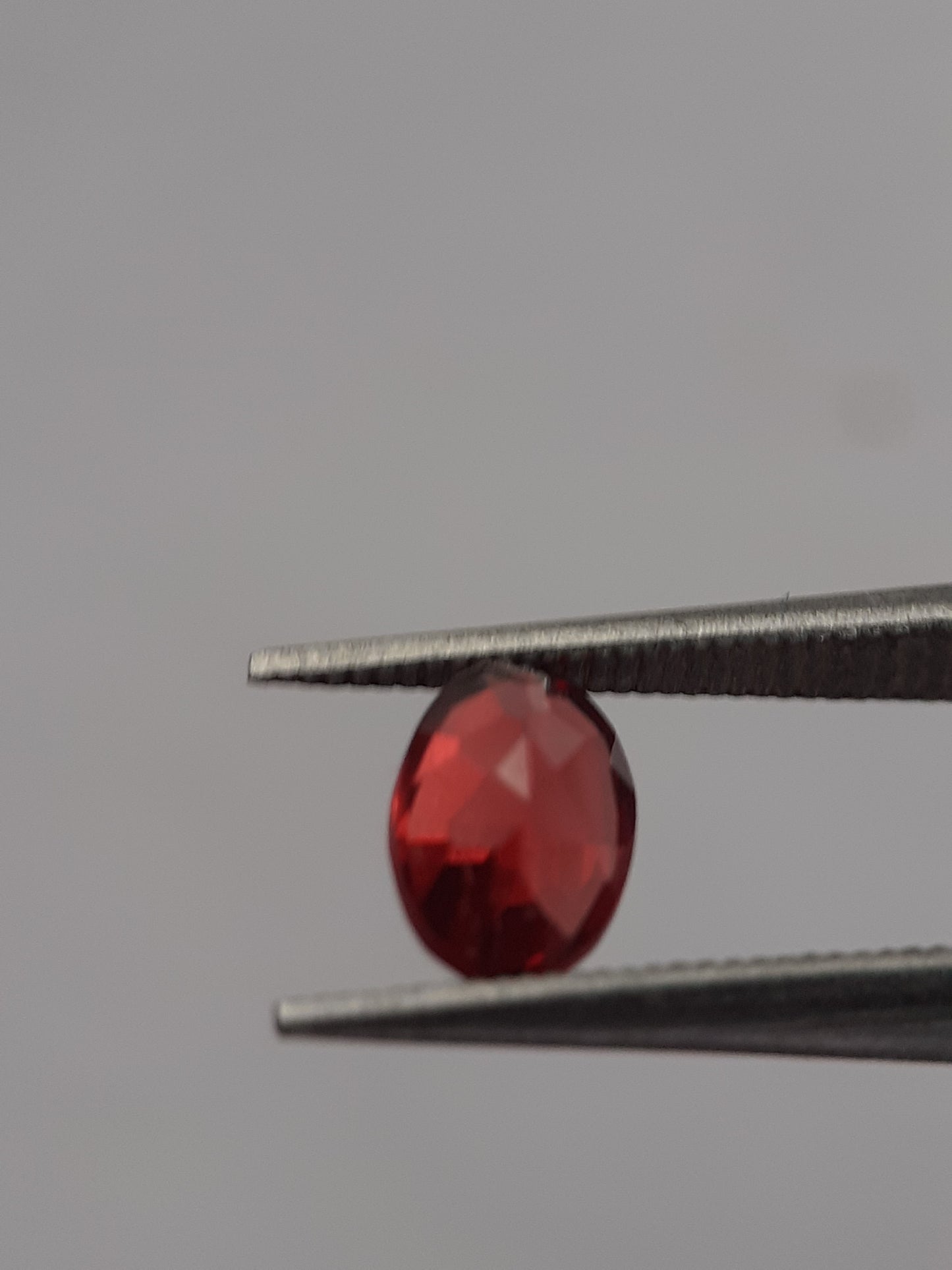 Natural red Rhodolite Garnet - 0.613 ct - oval - unheated - certified natural - Natural Gems Belgium