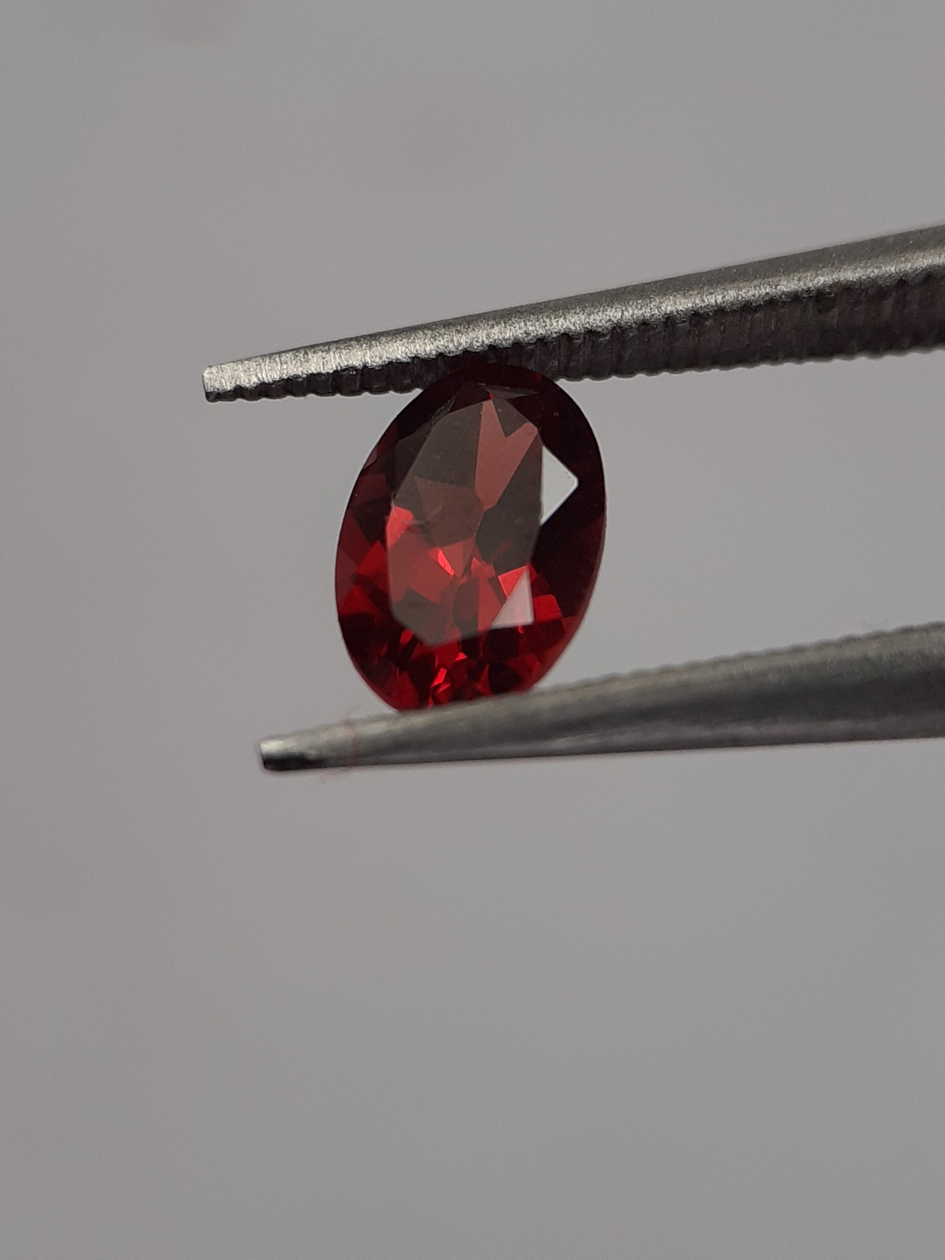 Natural red Rhodolite Garnet - 0.619 ct - oval - unheated - certified natural - Natural Gems Belgium