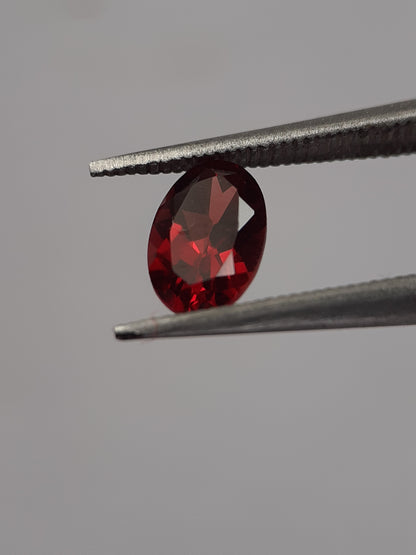 Natural red Rhodolite Garnet - 0.619 ct - oval - unheated - certified natural - Natural Gems Belgium