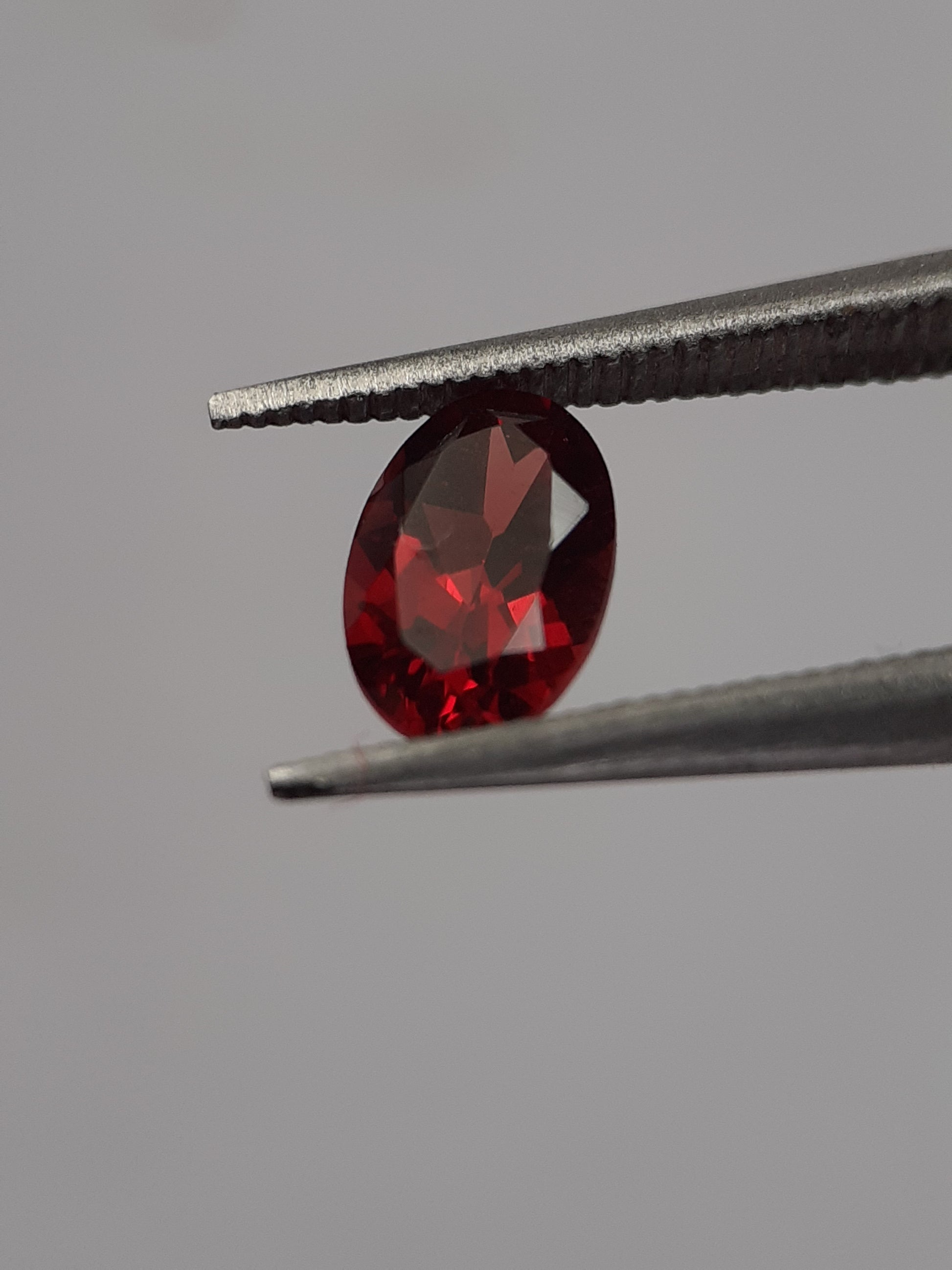 Natural red Rhodolite Garnet - 0.619 ct - oval - unheated - certified natural - Natural Gems Belgium