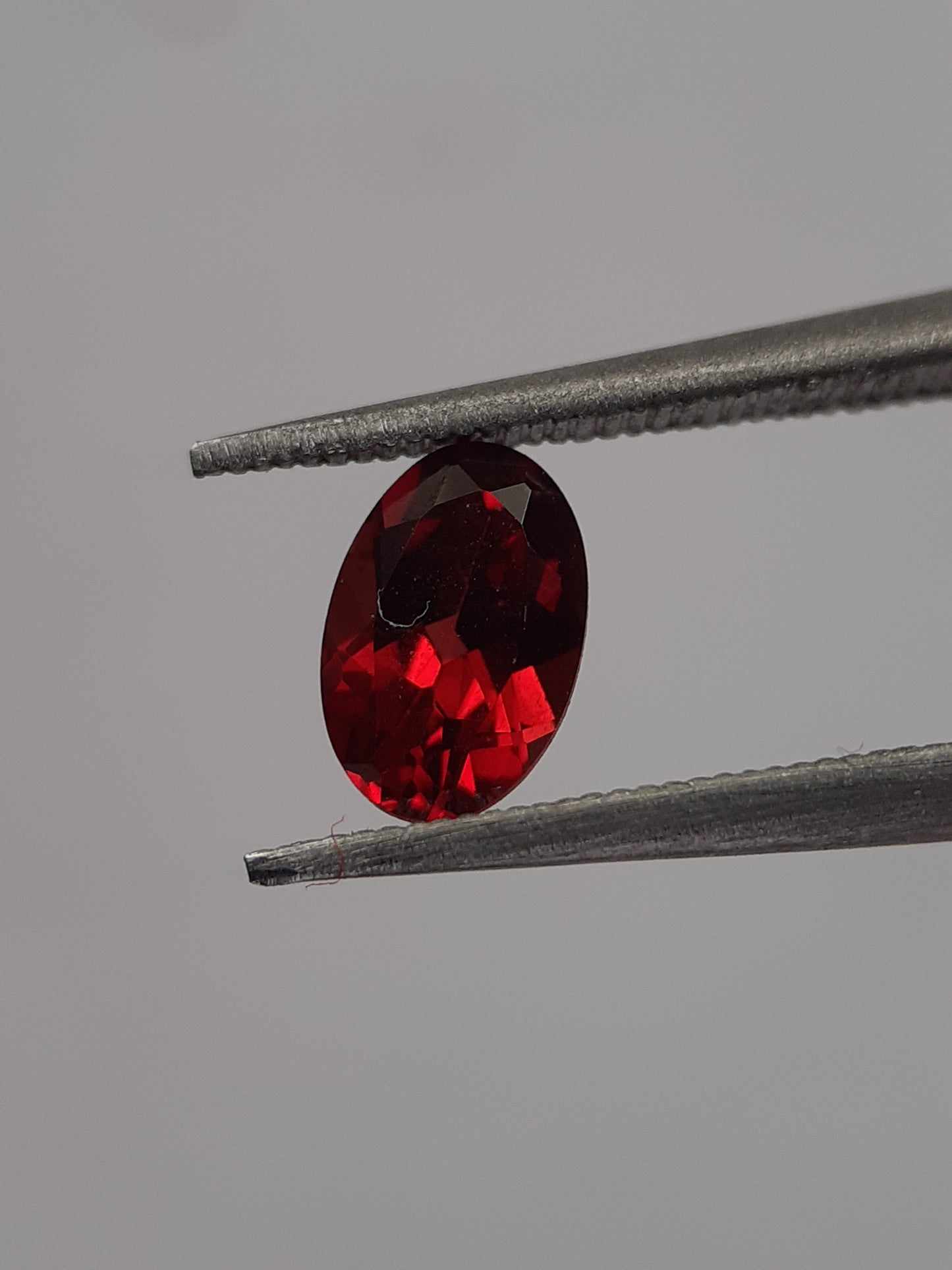 Natural red Rhodolite Garnet - 0.619 ct - oval - unheated - certified natural - Natural Gems Belgium