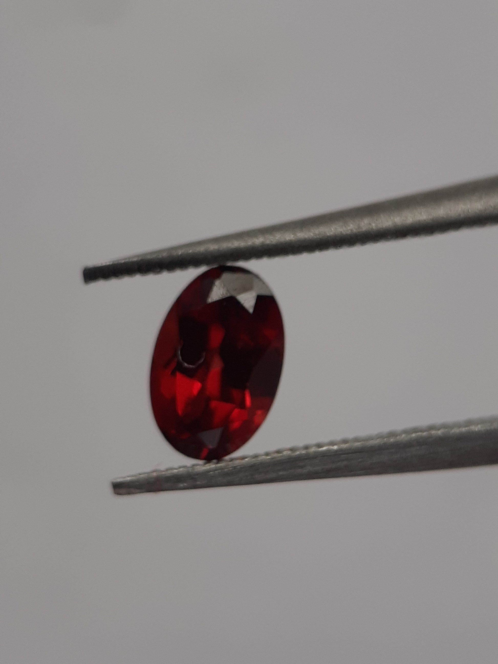 Natural red Rhodolite Garnet - 0.619 ct - oval - unheated - certified natural - Natural Gems Belgium