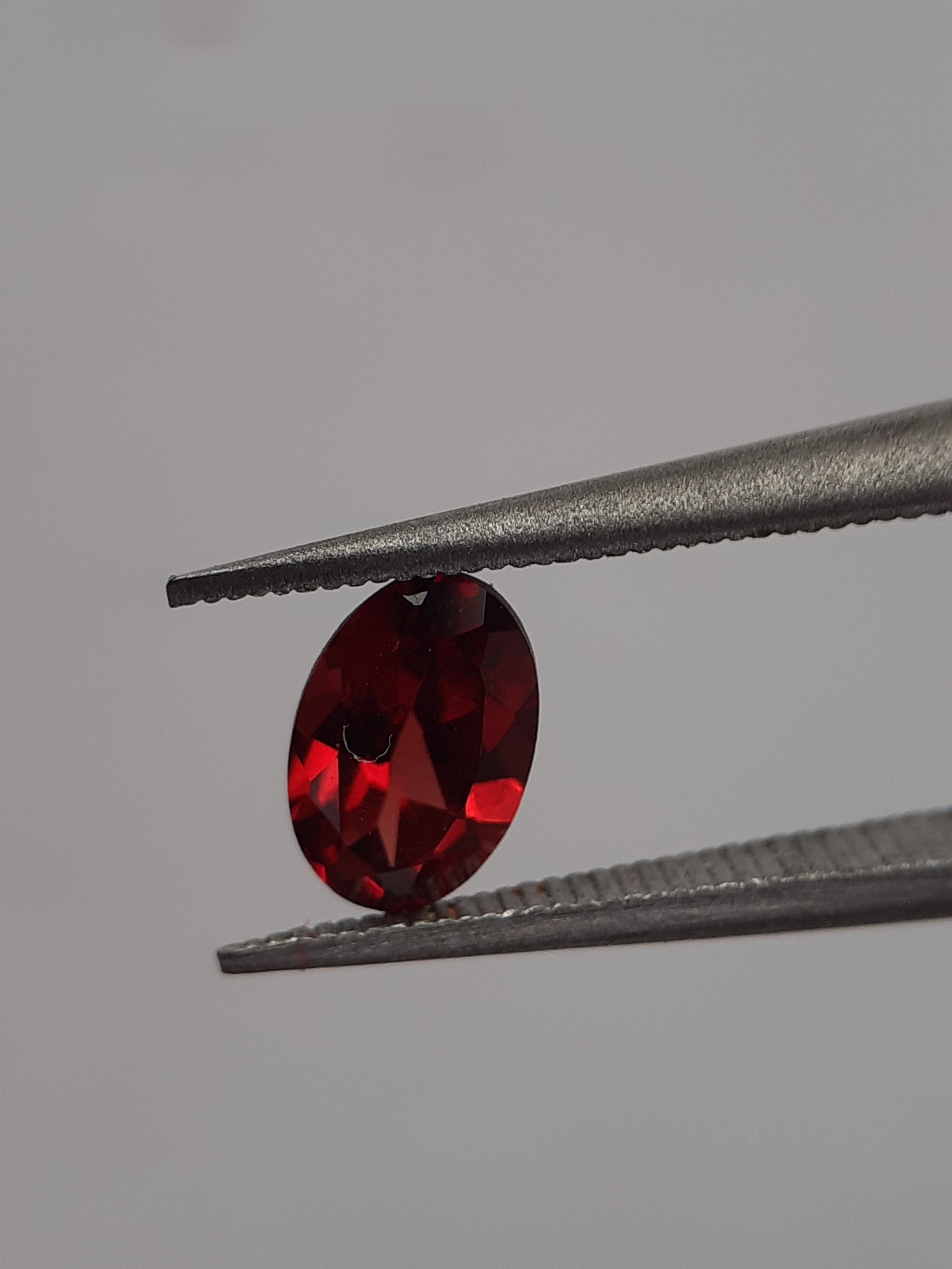 Natural red Rhodolite Garnet - 0.619 ct - oval - unheated - certified natural - Natural Gems Belgium