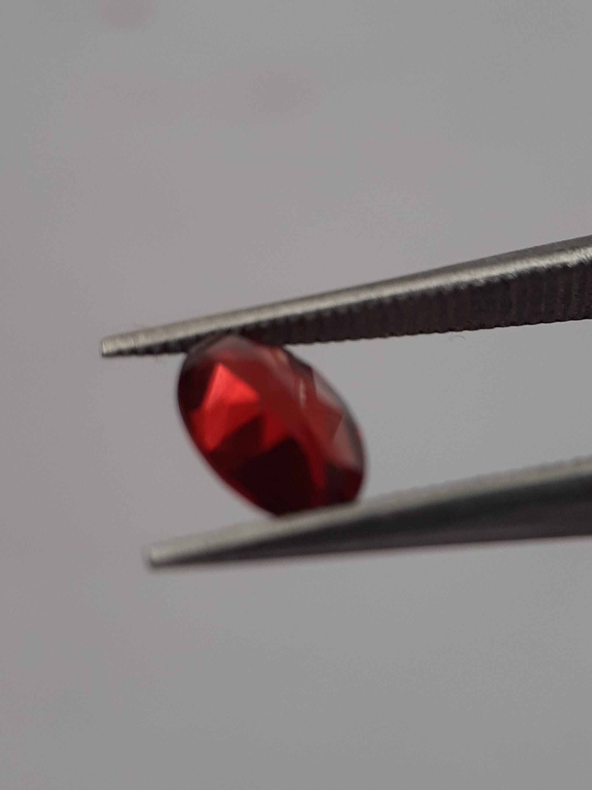 Natural red Rhodolite Garnet - 0.619 ct - oval - unheated - certified natural - Natural Gems Belgium