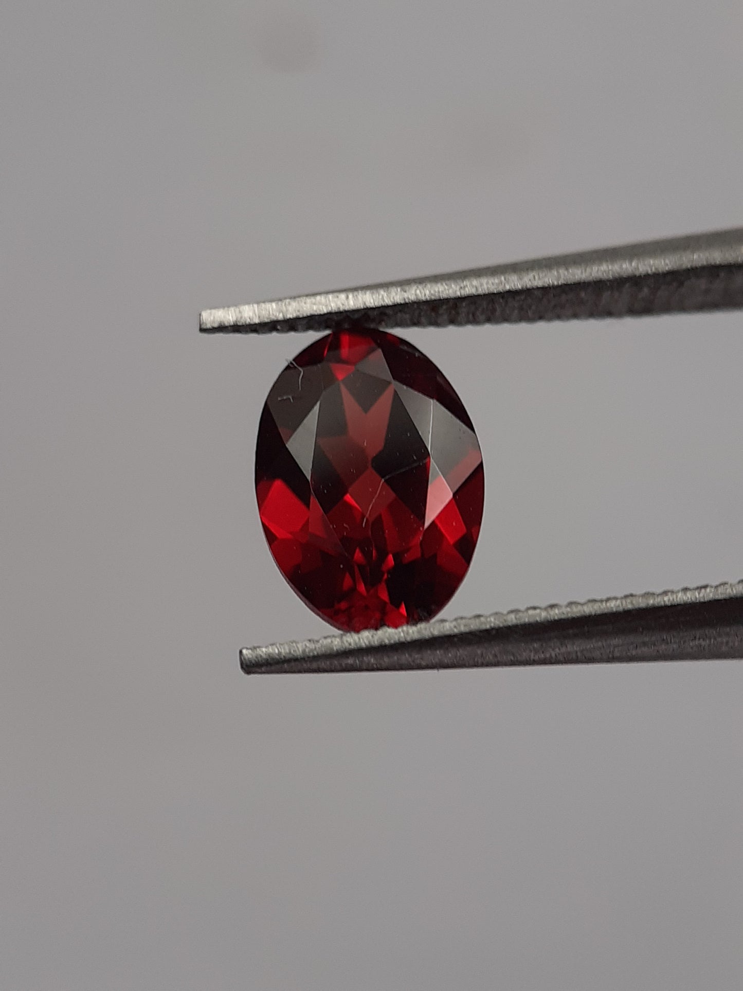 Natural red Rhodolite Garnet - 0.968 ct - oval - unheated - certified natural - Natural Gems Belgium