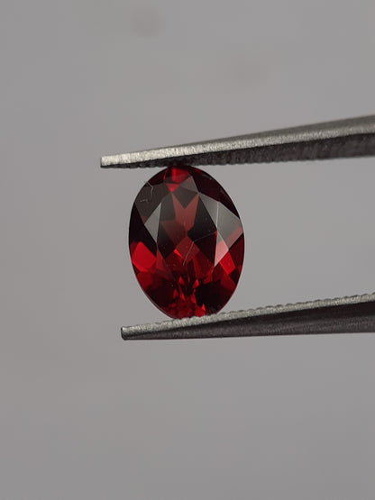 Natural red Rhodolite Garnet - 0.968 ct - oval - unheated - certified natural - Natural Gems Belgium