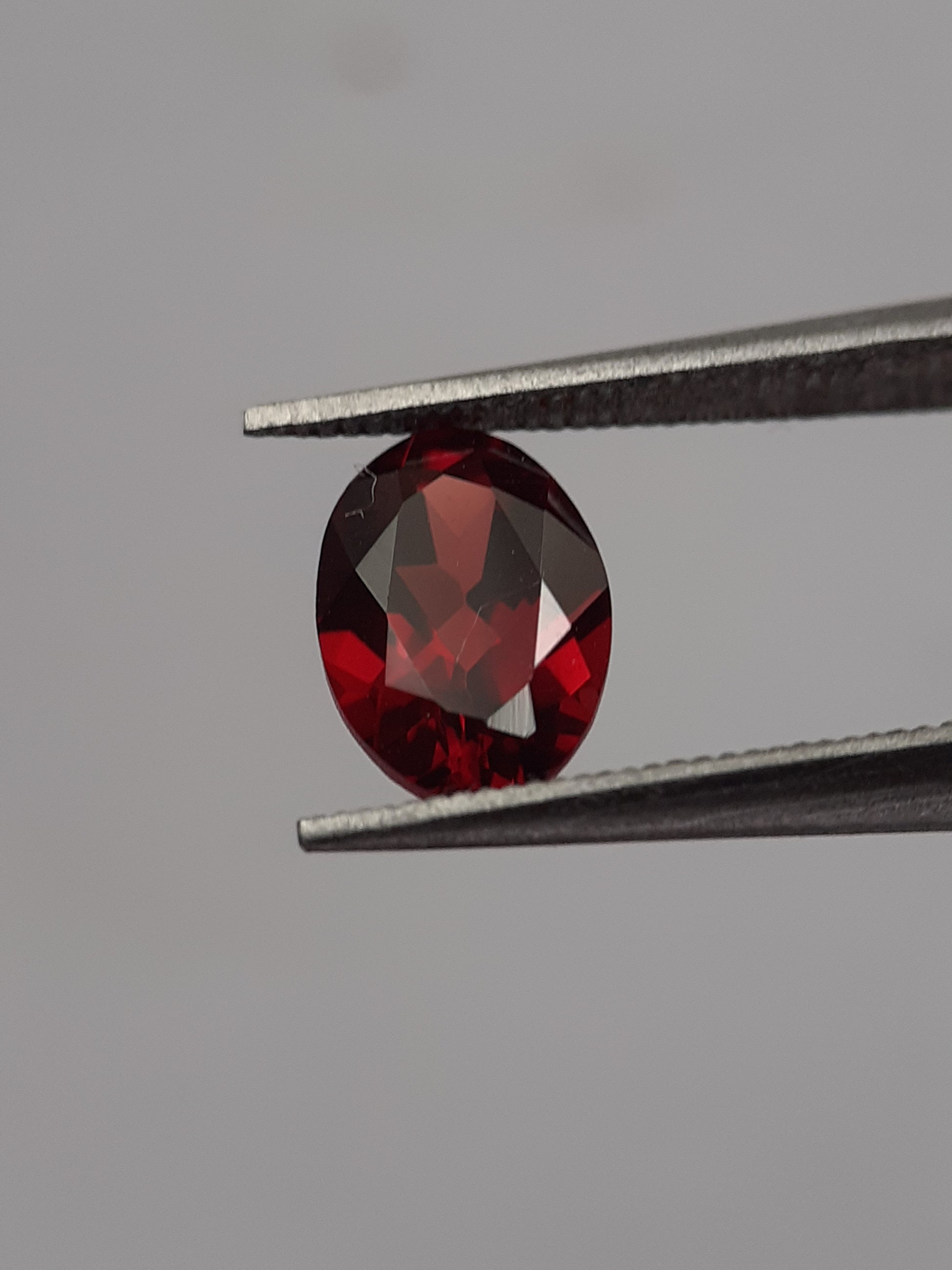 Natural red Rhodolite Garnet - 0.968 ct - oval - unheated - certified natural - Natural Gems Belgium