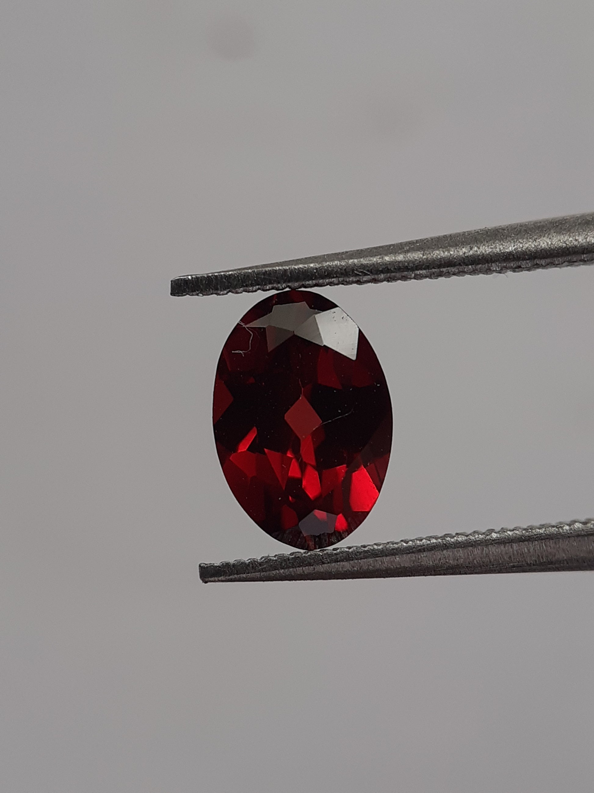 Natural red Rhodolite Garnet - 0.968 ct - oval - unheated - certified natural - Natural Gems Belgium