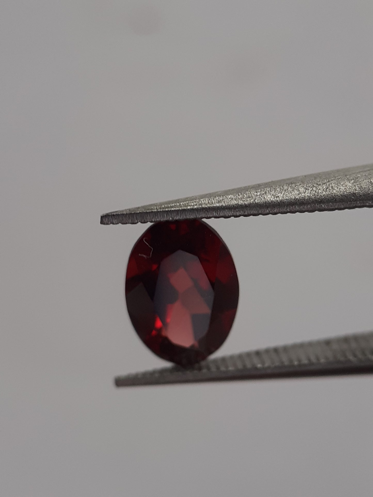 Natural red Rhodolite Garnet - 0.968 ct - oval - unheated - certified natural - Natural Gems Belgium