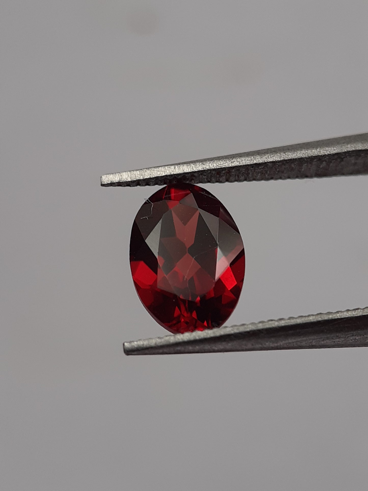 Natural red Rhodolite Garnet - 0.968 ct - oval - unheated - certified natural - Natural Gems Belgium