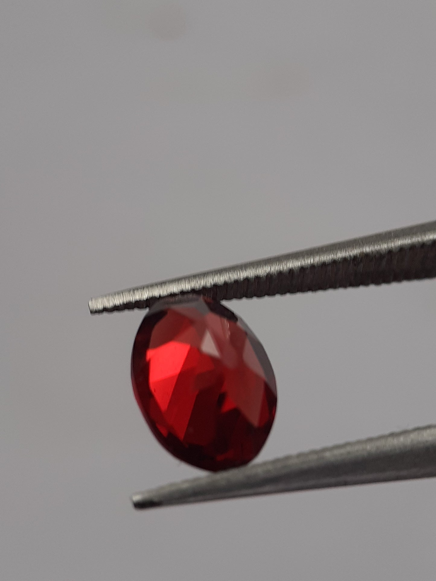 Natural red Rhodolite Garnet - 0.968 ct - oval - unheated - certified natural - Natural Gems Belgium