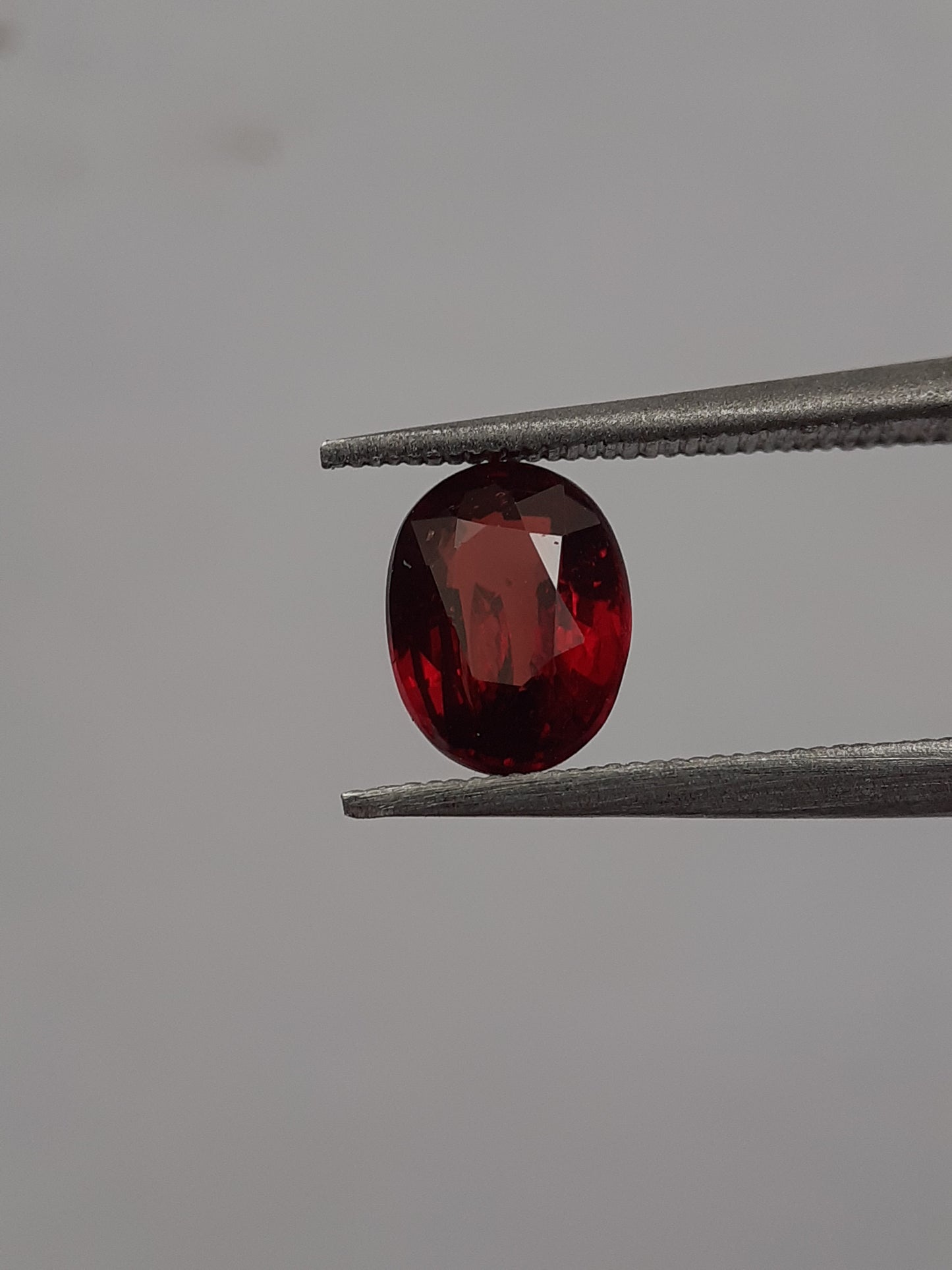 Natural red Rhodolite Garnet - 1.009 ct - oval - unheated - certified natural - Natural Gems Belgium