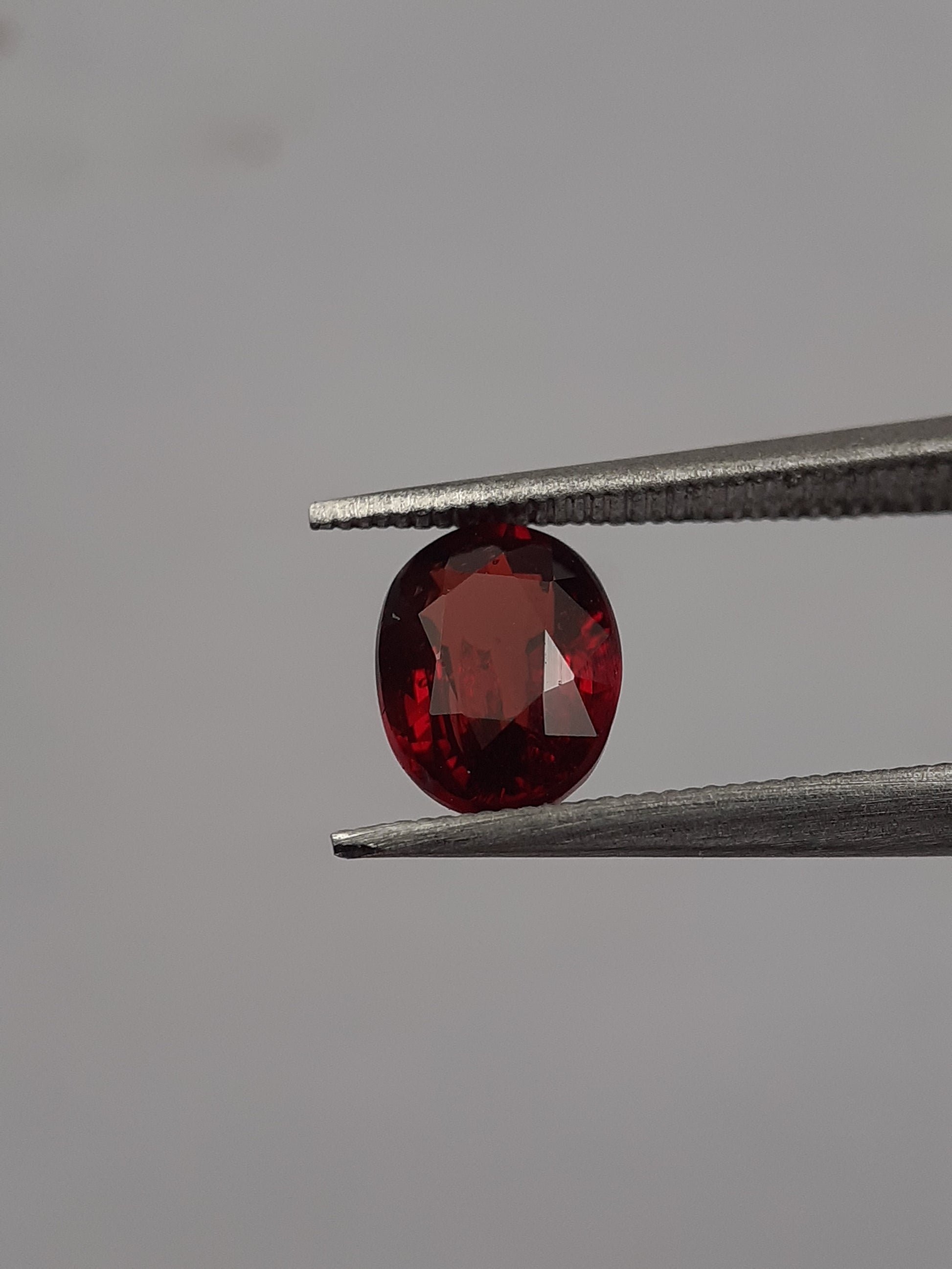 Natural red Rhodolite Garnet - 1.009 ct - oval - unheated - certified natural - Natural Gems Belgium