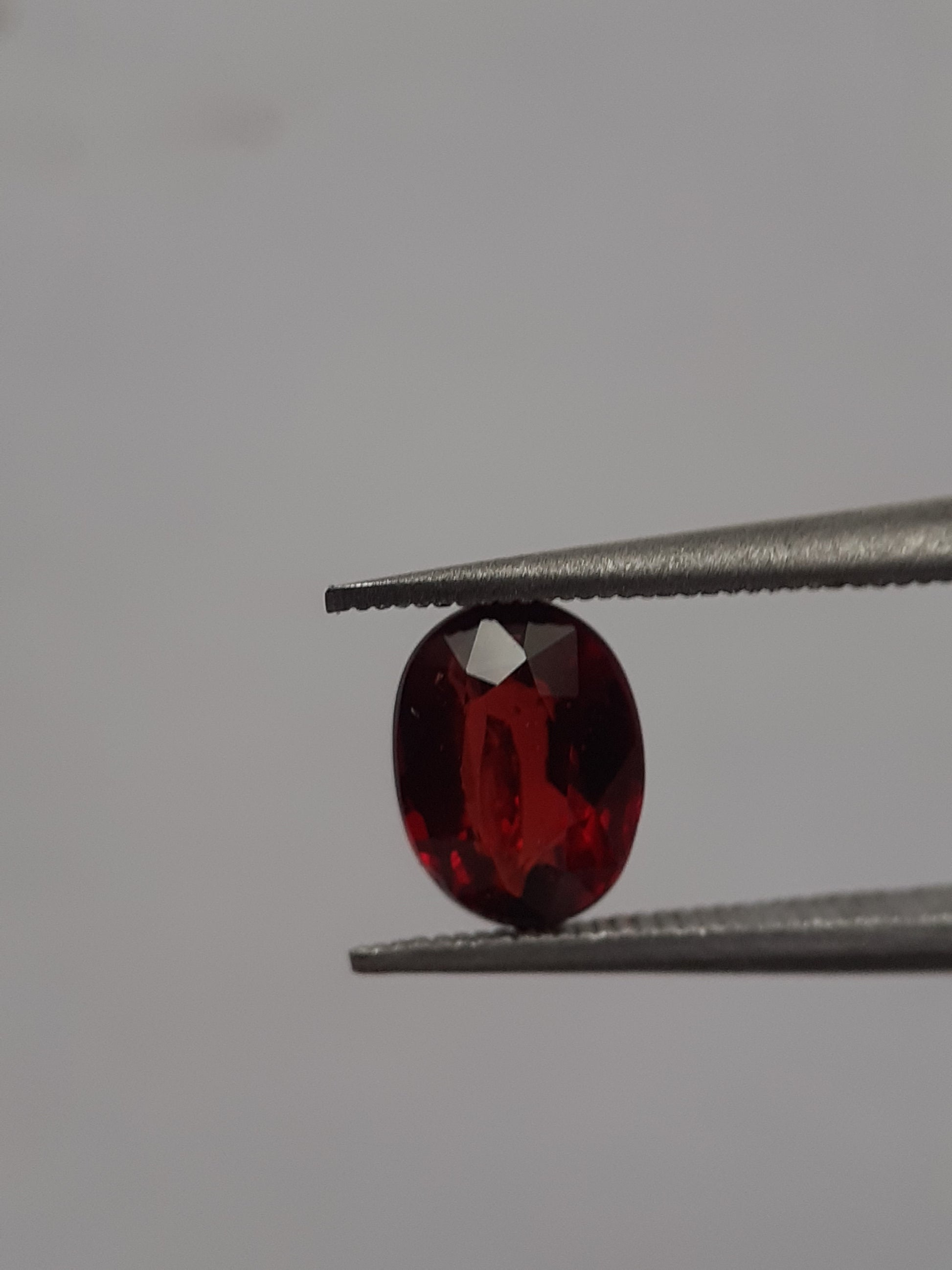 Natural red Rhodolite Garnet - 1.009 ct - oval - unheated - certified natural - Natural Gems Belgium