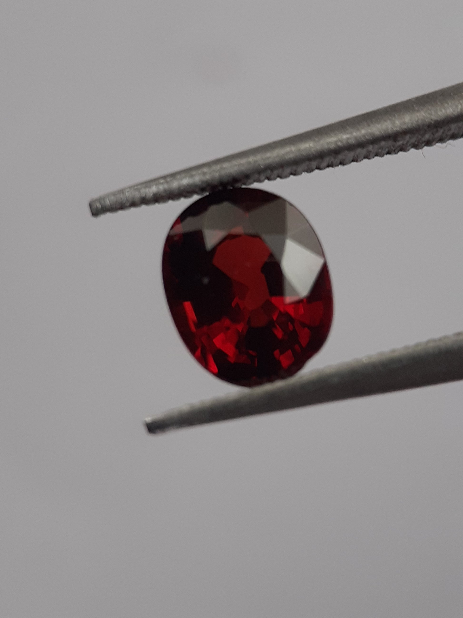 Natural red Rhodolite Garnet - 1.034 ct - oval - unheated - certified natural - Natural Gems Belgium