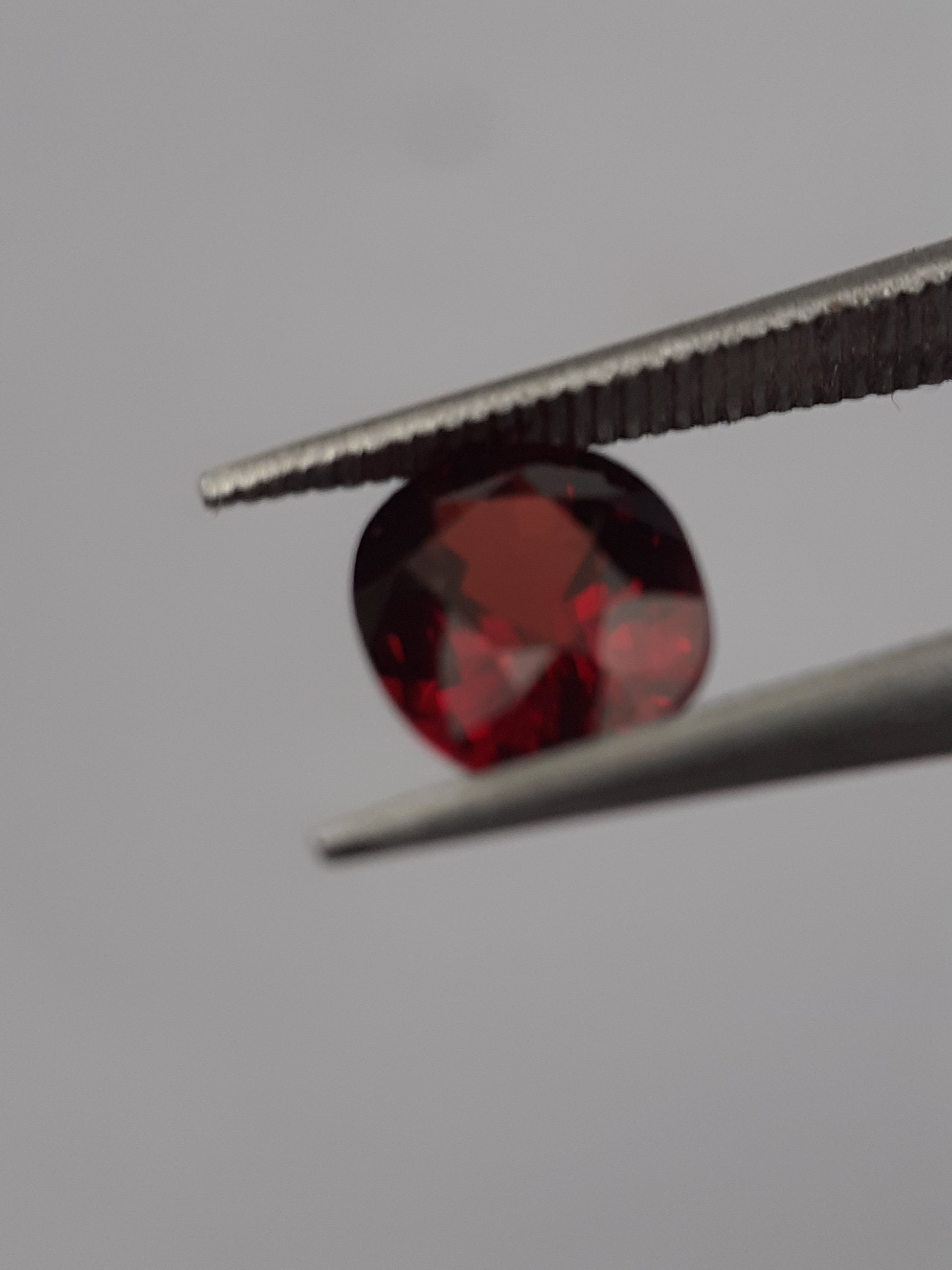 Natural red Rhodolite Garnet - 1.034 ct - oval - unheated - certified natural - Natural Gems Belgium