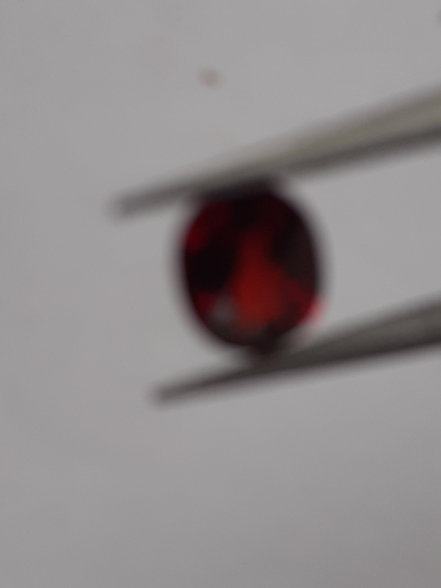 Natural red Rhodolite Garnet - 1.034 ct - oval - unheated - certified natural - Natural Gems Belgium