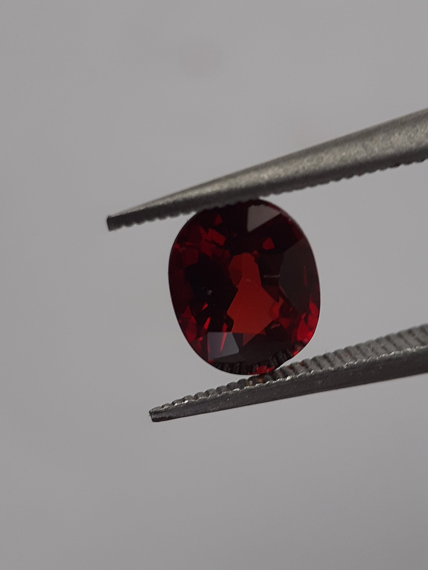 Natural red Rhodolite Garnet - 1.034 ct - oval - unheated - certified natural - Natural Gems Belgium