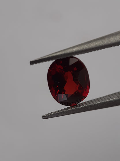 Natural red Rhodolite Garnet - 1.034 ct - oval - unheated - certified natural - Natural Gems Belgium