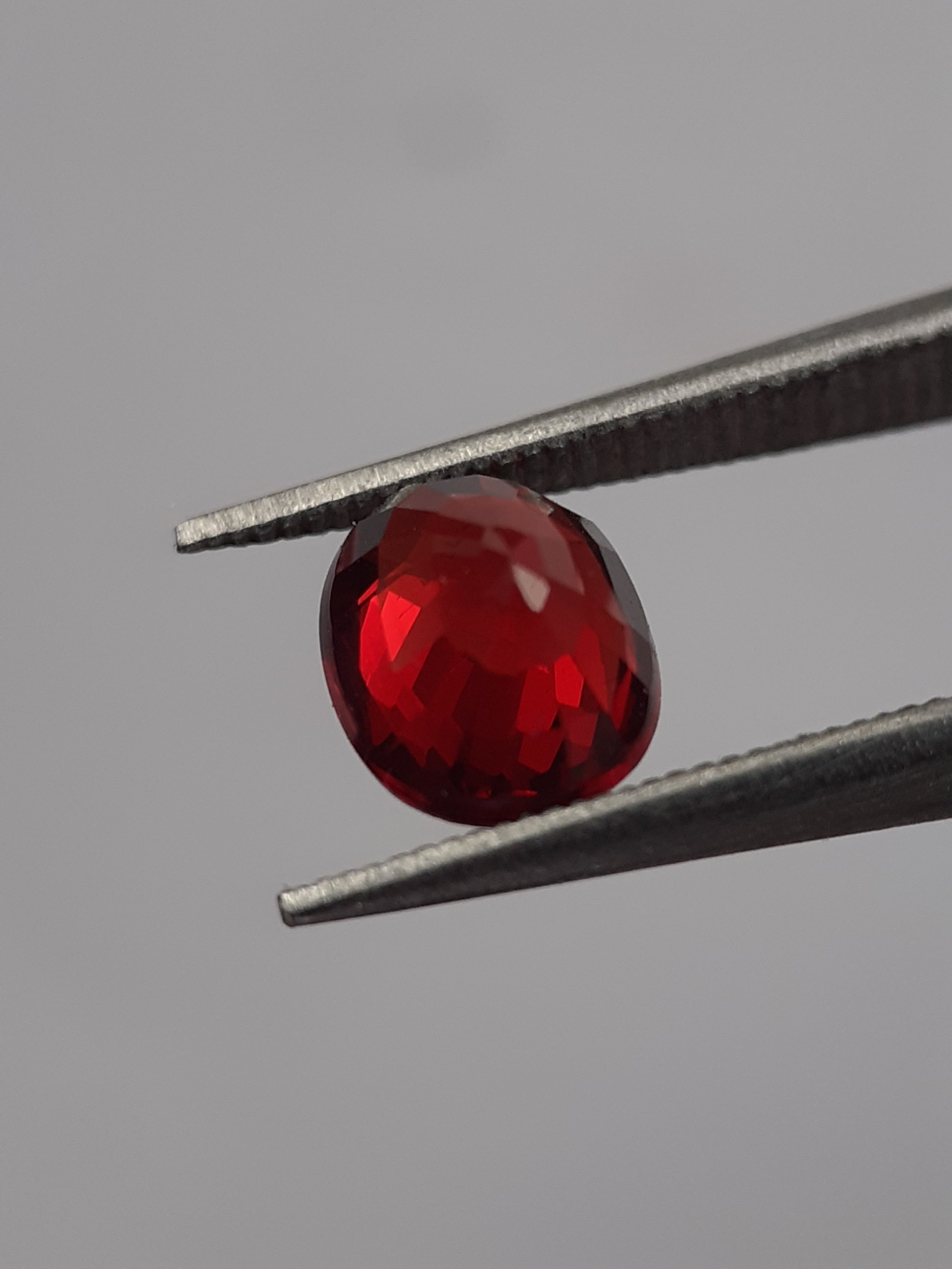 Natural red Rhodolite Garnet - 1.034 ct - oval - unheated - certified natural - Natural Gems Belgium