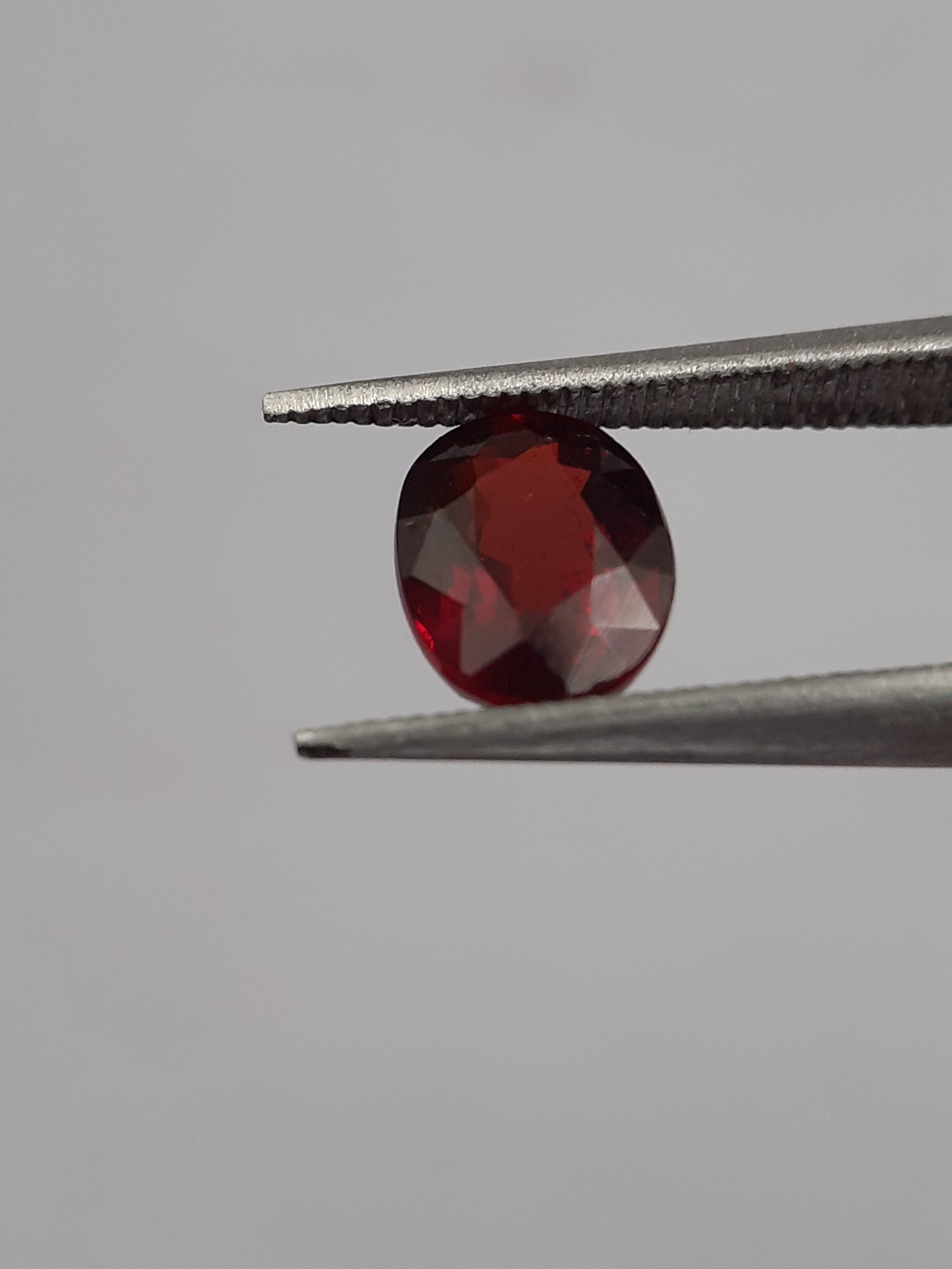 Natural red almandine Garnet - 1.163 ct - Oval - unheated - certified natural - Natural Gems Belgium